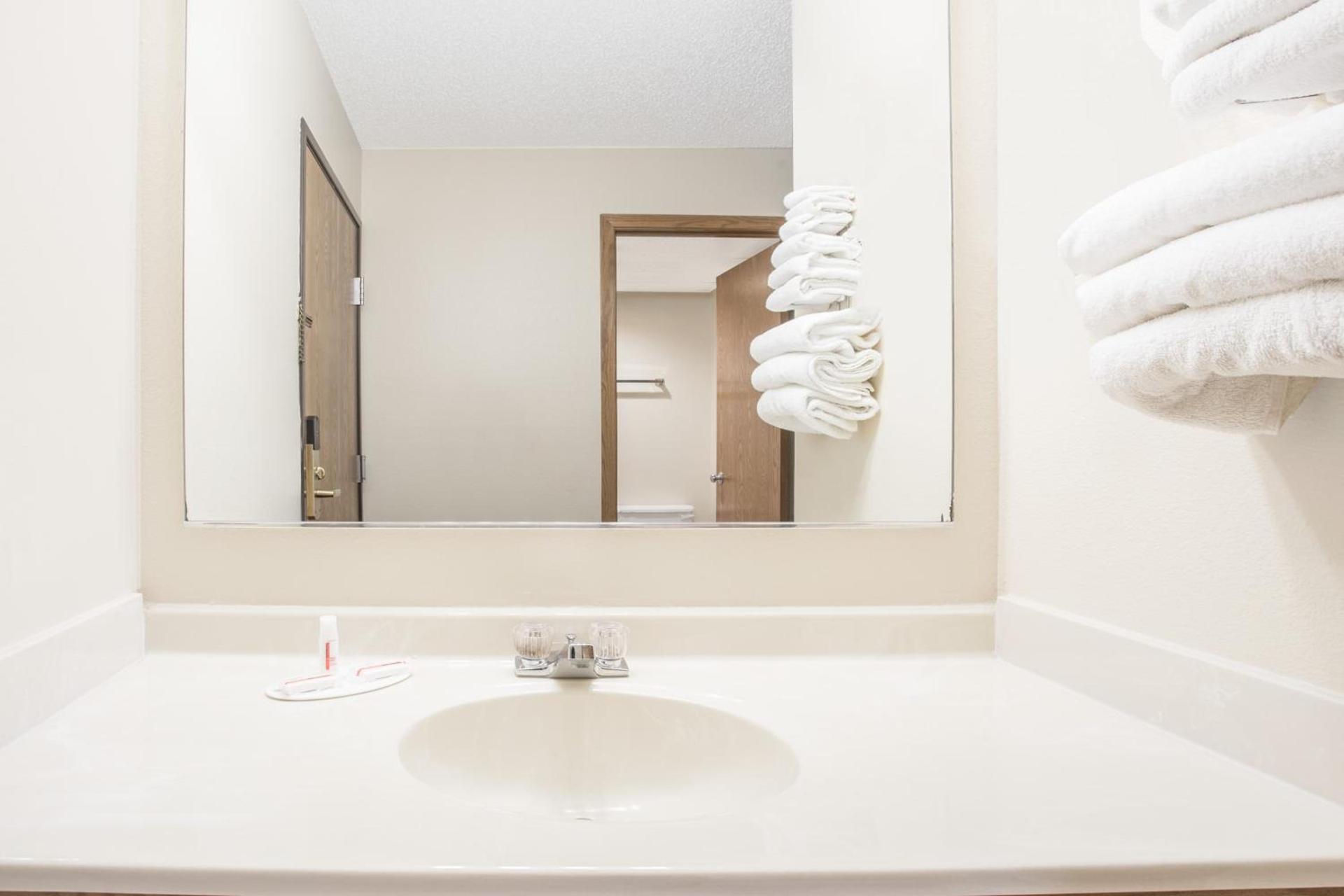Super 8 by Wyndham Waverly photo 22