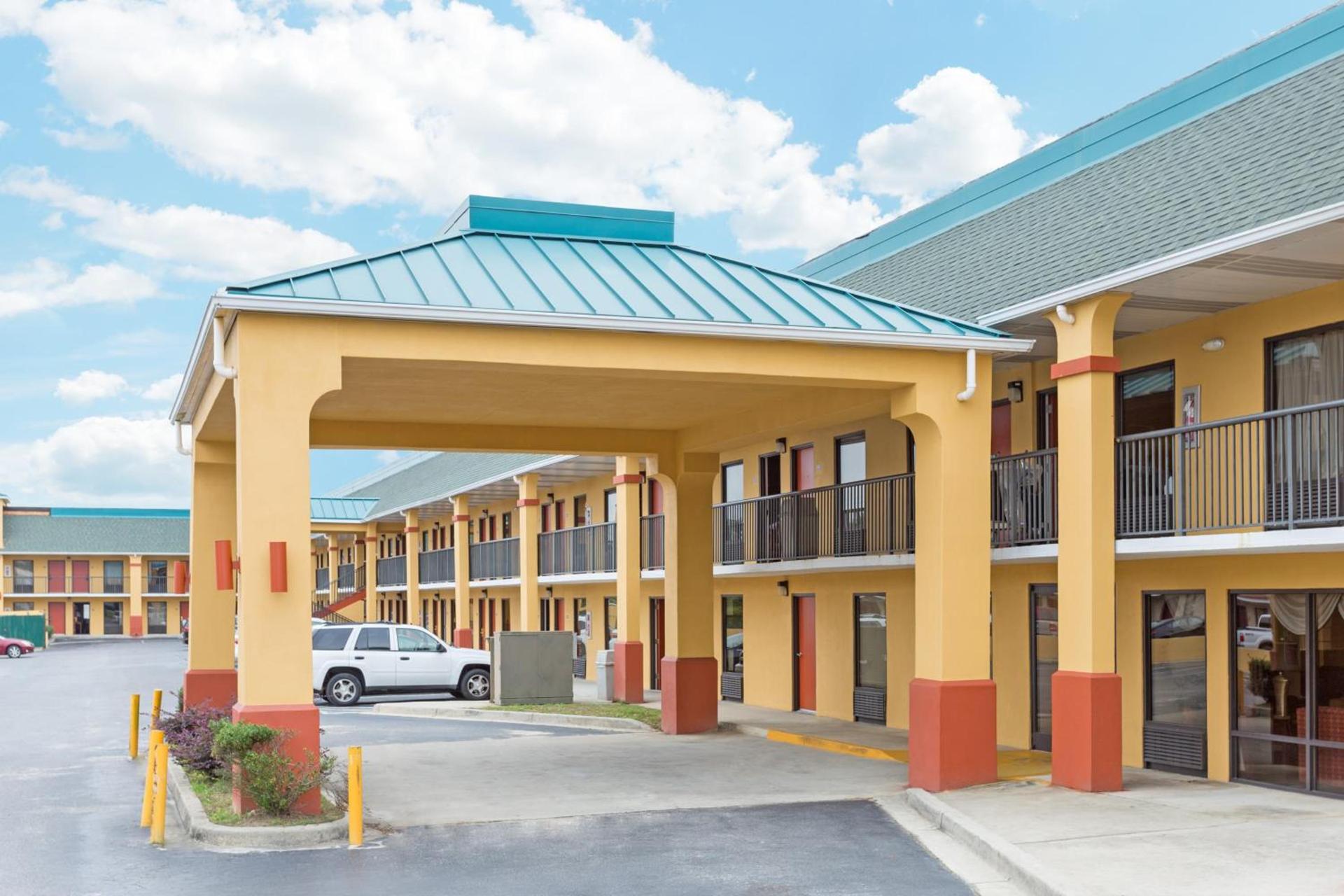 Super 8 by Wyndham Orangeburg Near I-26 photo 25