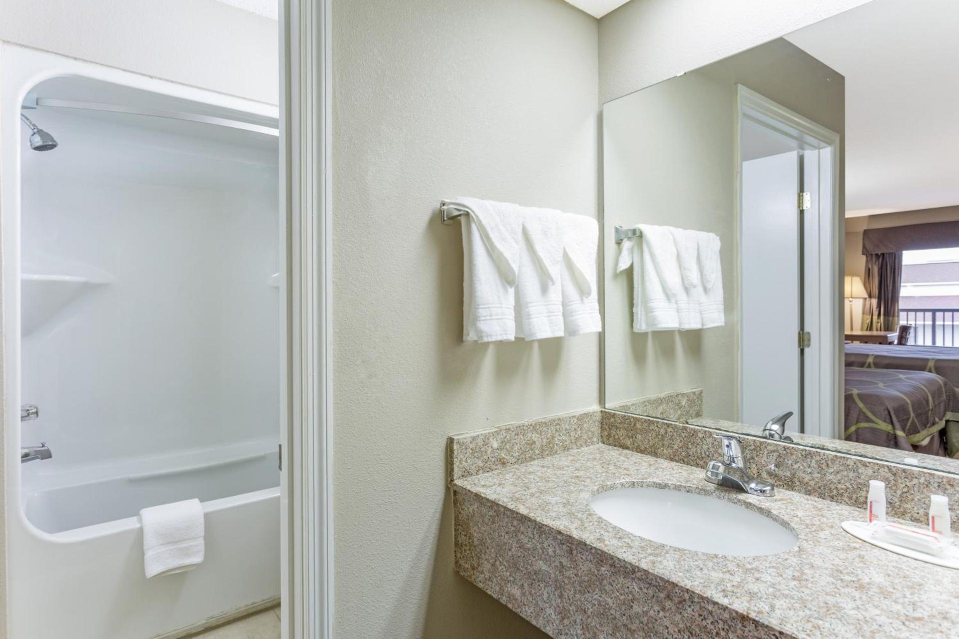 Super 8 by Wyndham Orangeburg Near I-26 photo 18