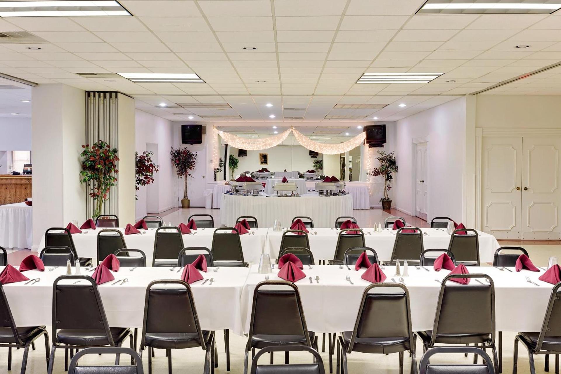 Ramada by Wyndham Richland Center photo 43