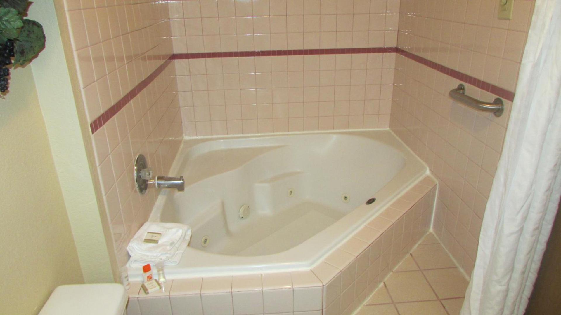 Howard Johnson by Wyndham Leavenworth photo 13