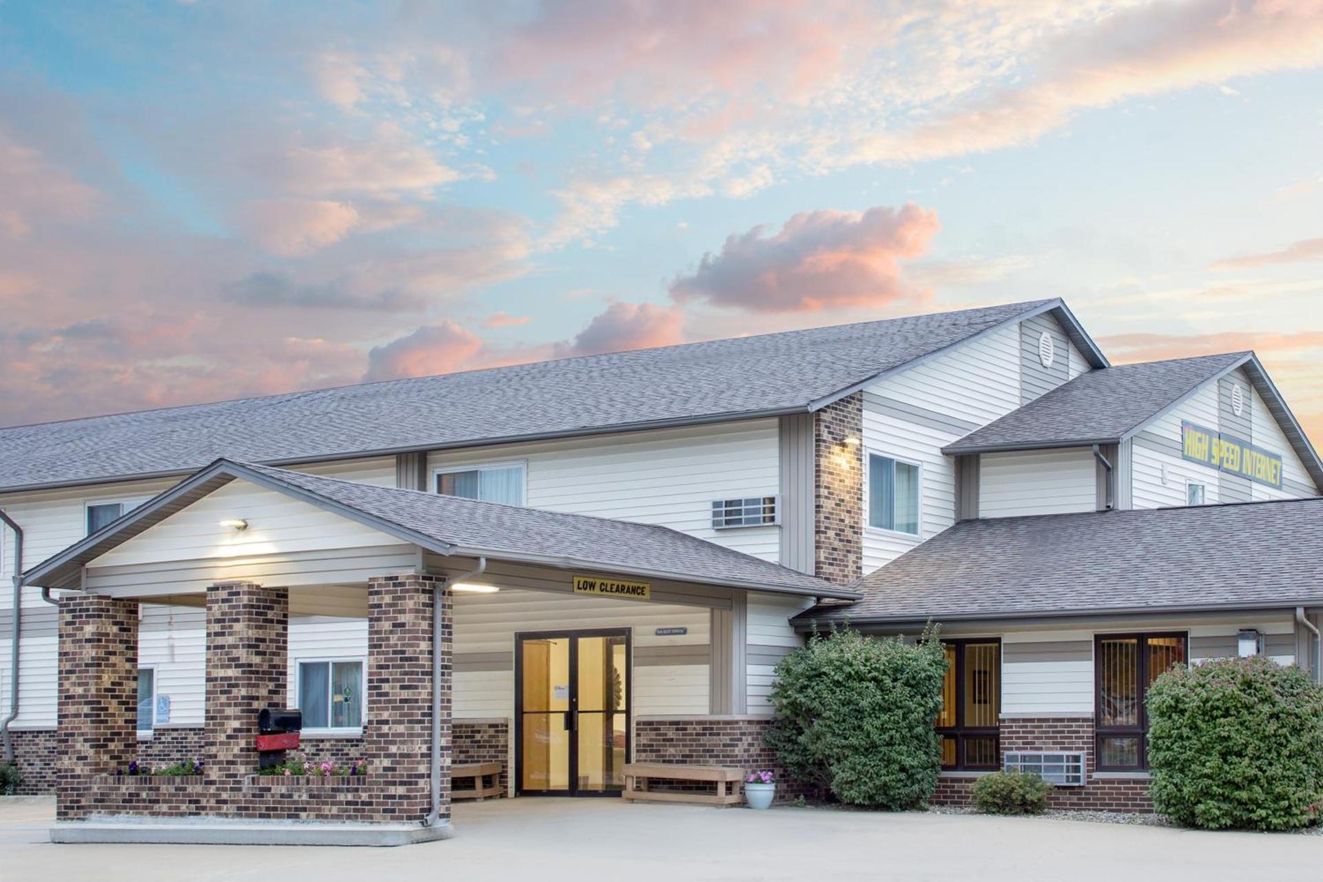 Super 8 by Wyndham Waverly photo 14