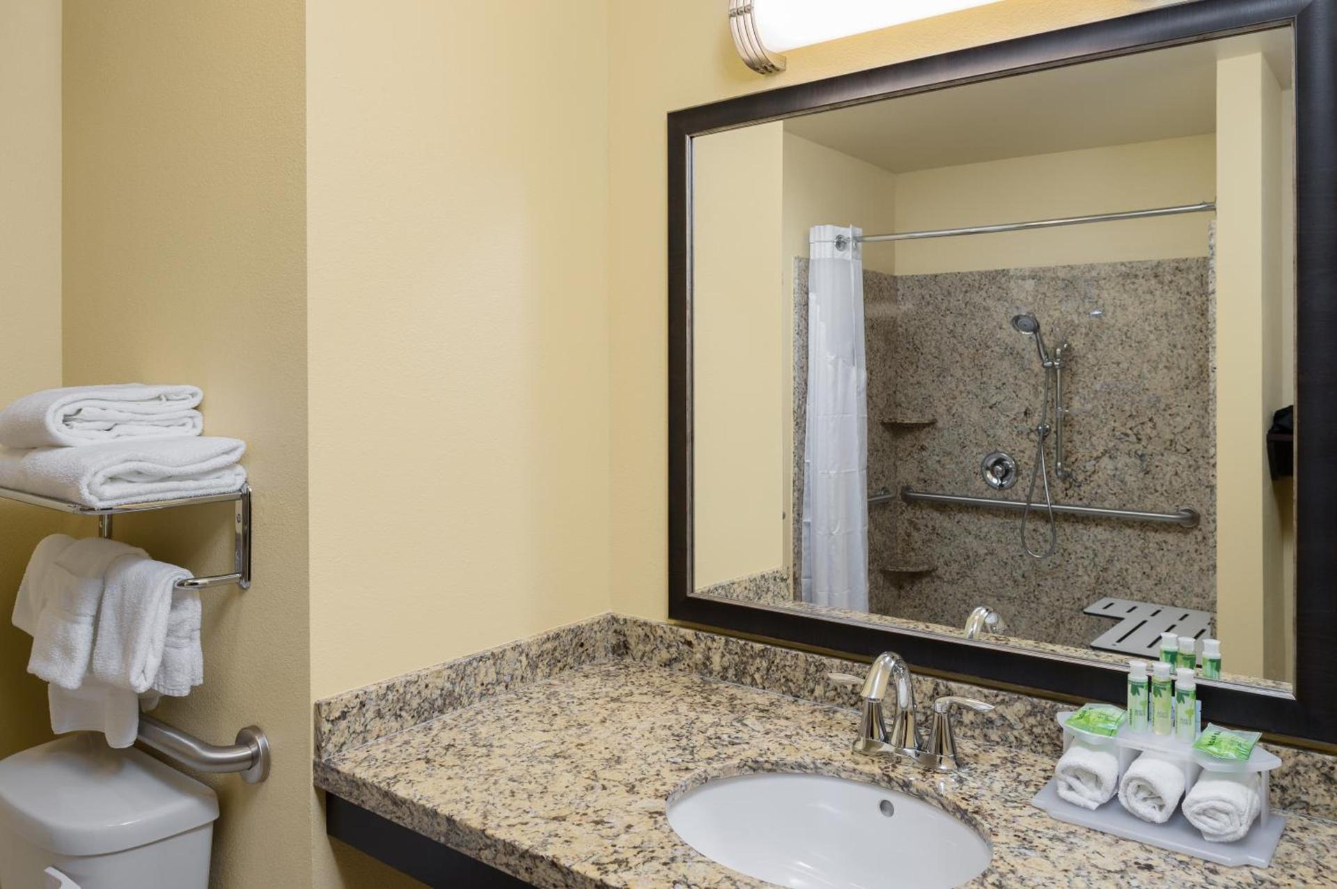 Holiday Inn Express Klamath - Redwood Ntl Pk Area by IHG photo 2