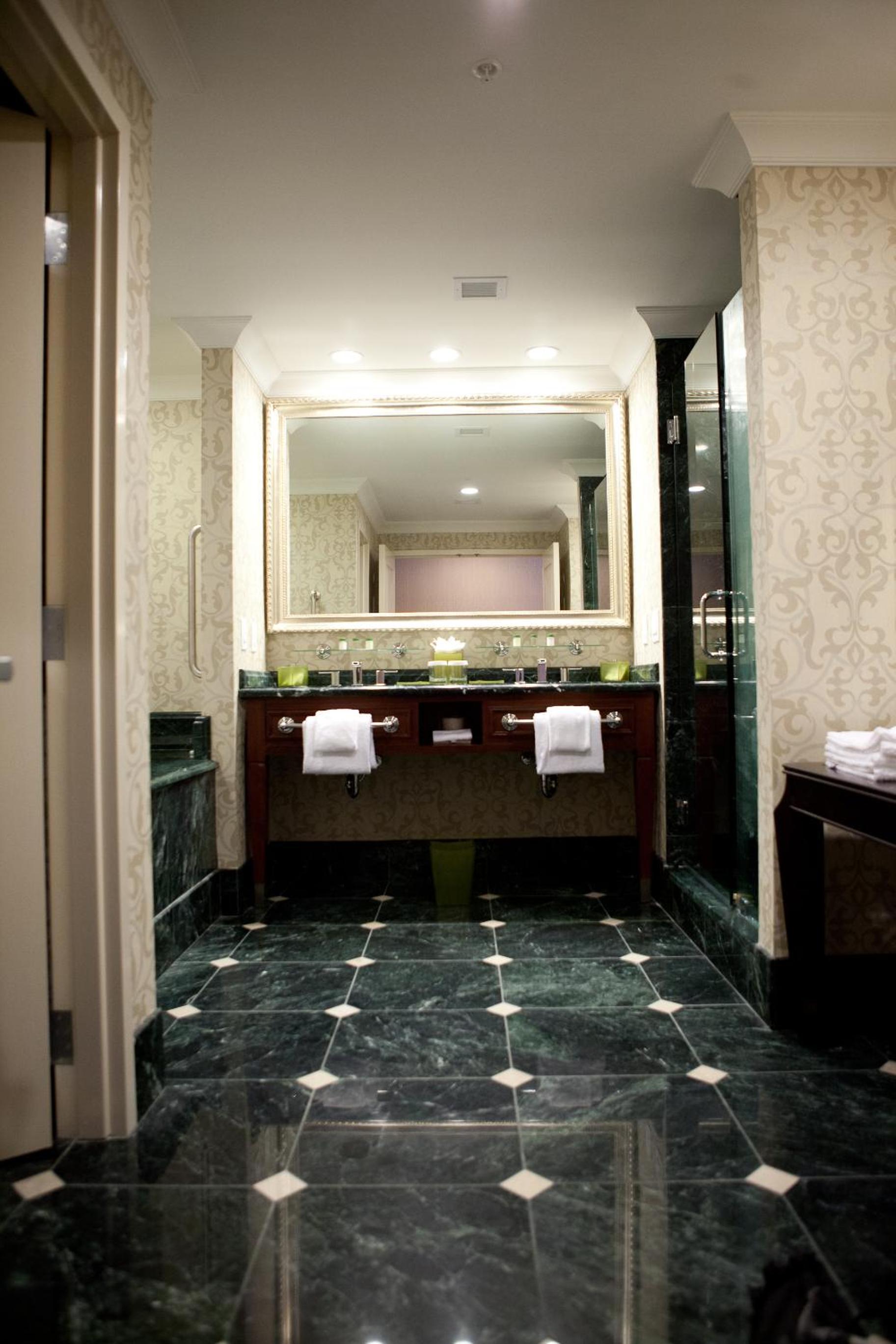 Town & Country Inn and Suites photo 5