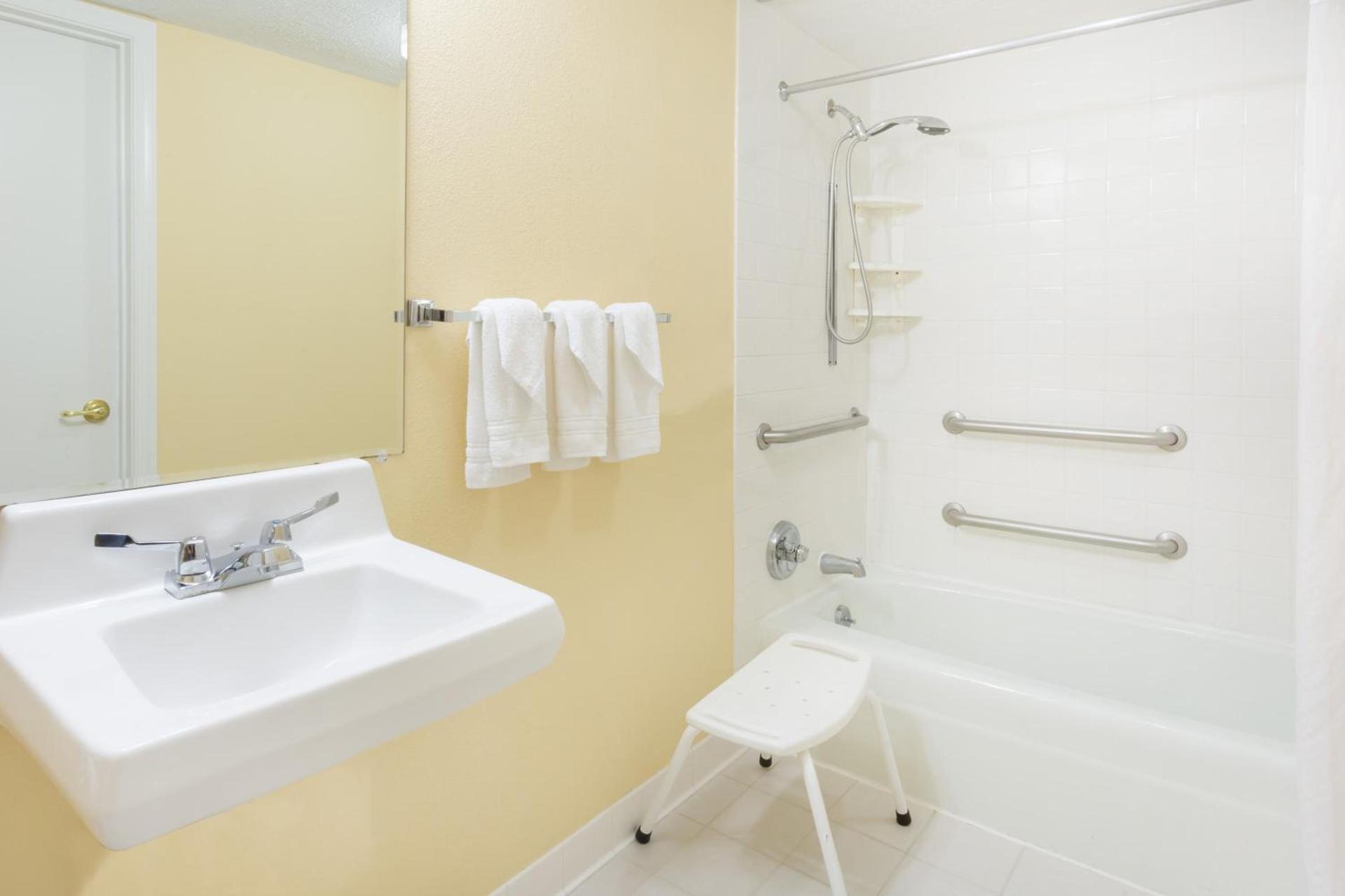 Days Inn by Wyndham Staunton photo 31
