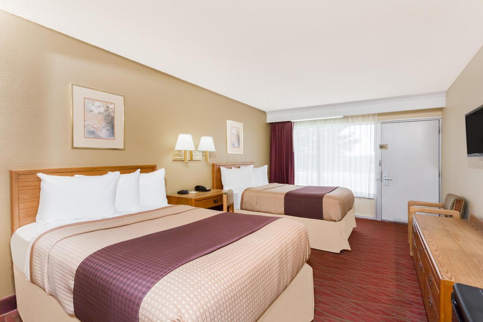 Days Inn by Wyndham Staunton photo 27