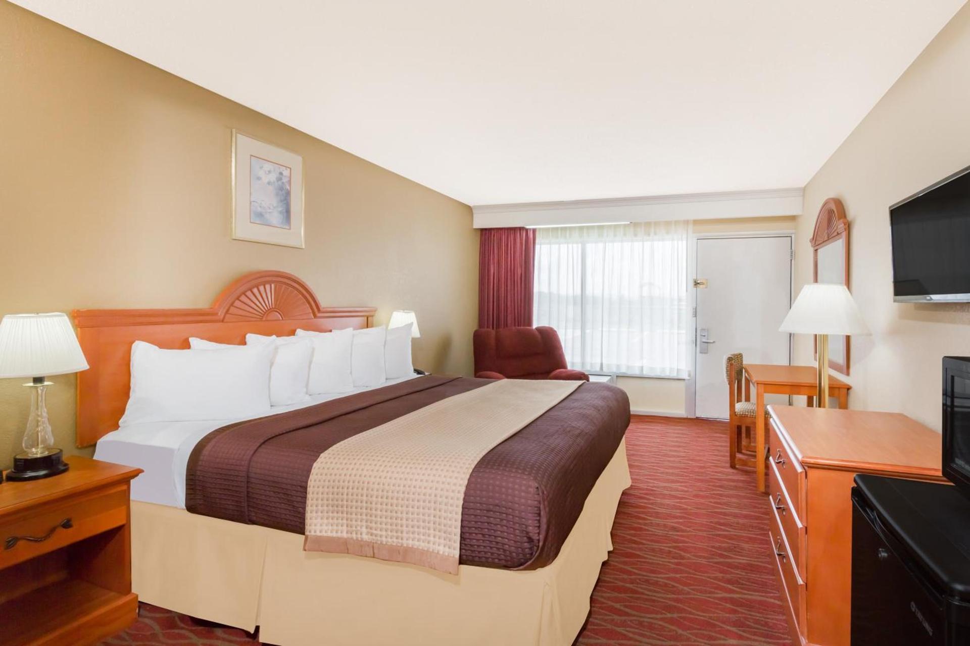 Days Inn by Wyndham Staunton photo 38