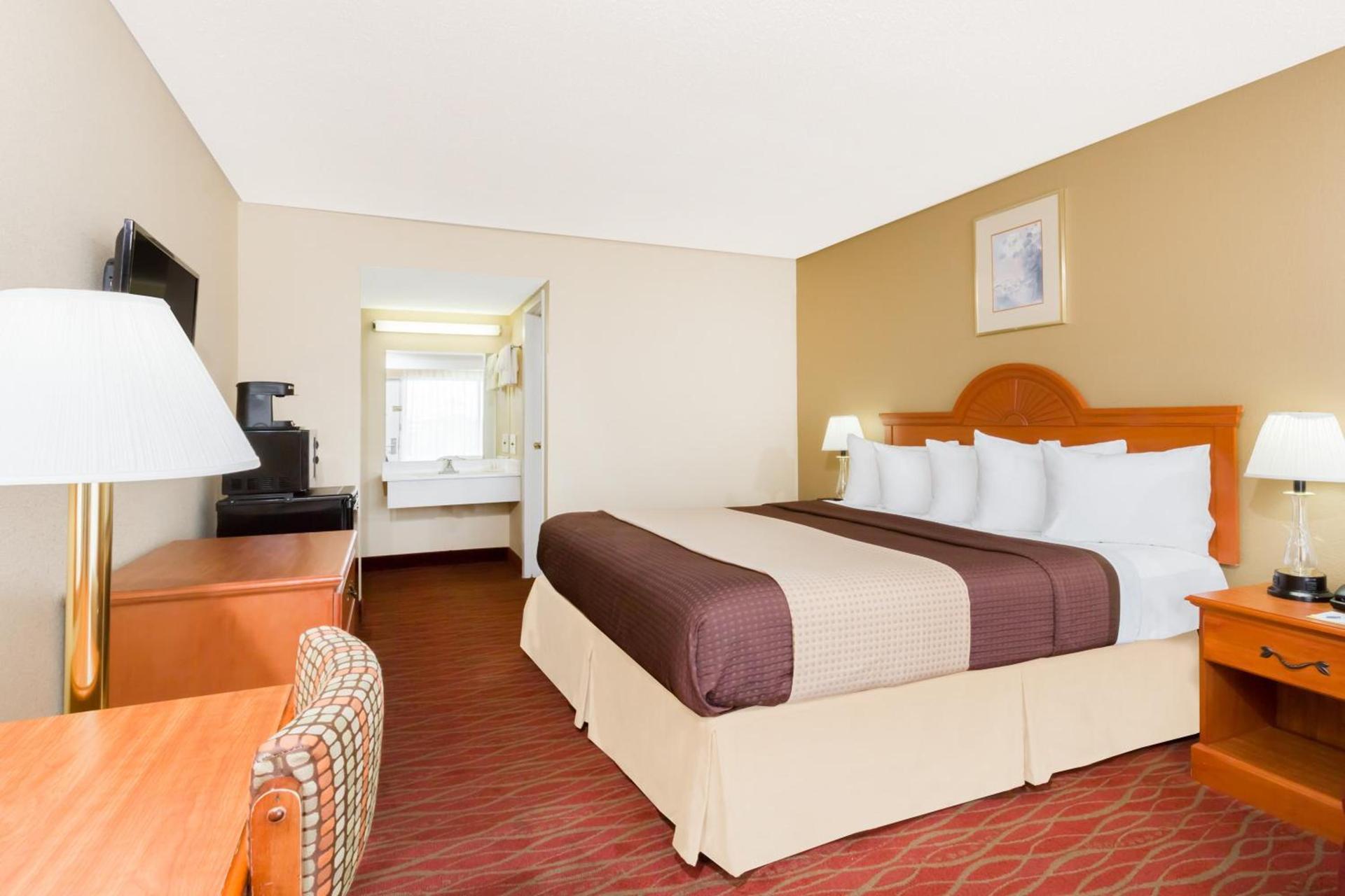 Days Inn by Wyndham Staunton photo 26