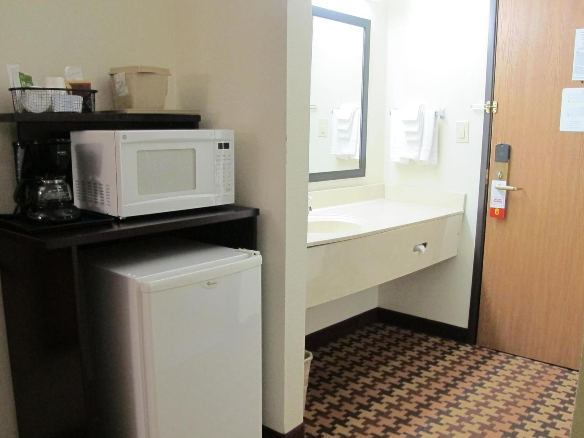 Super 8 by Wyndham Cloverdale IN photo 22