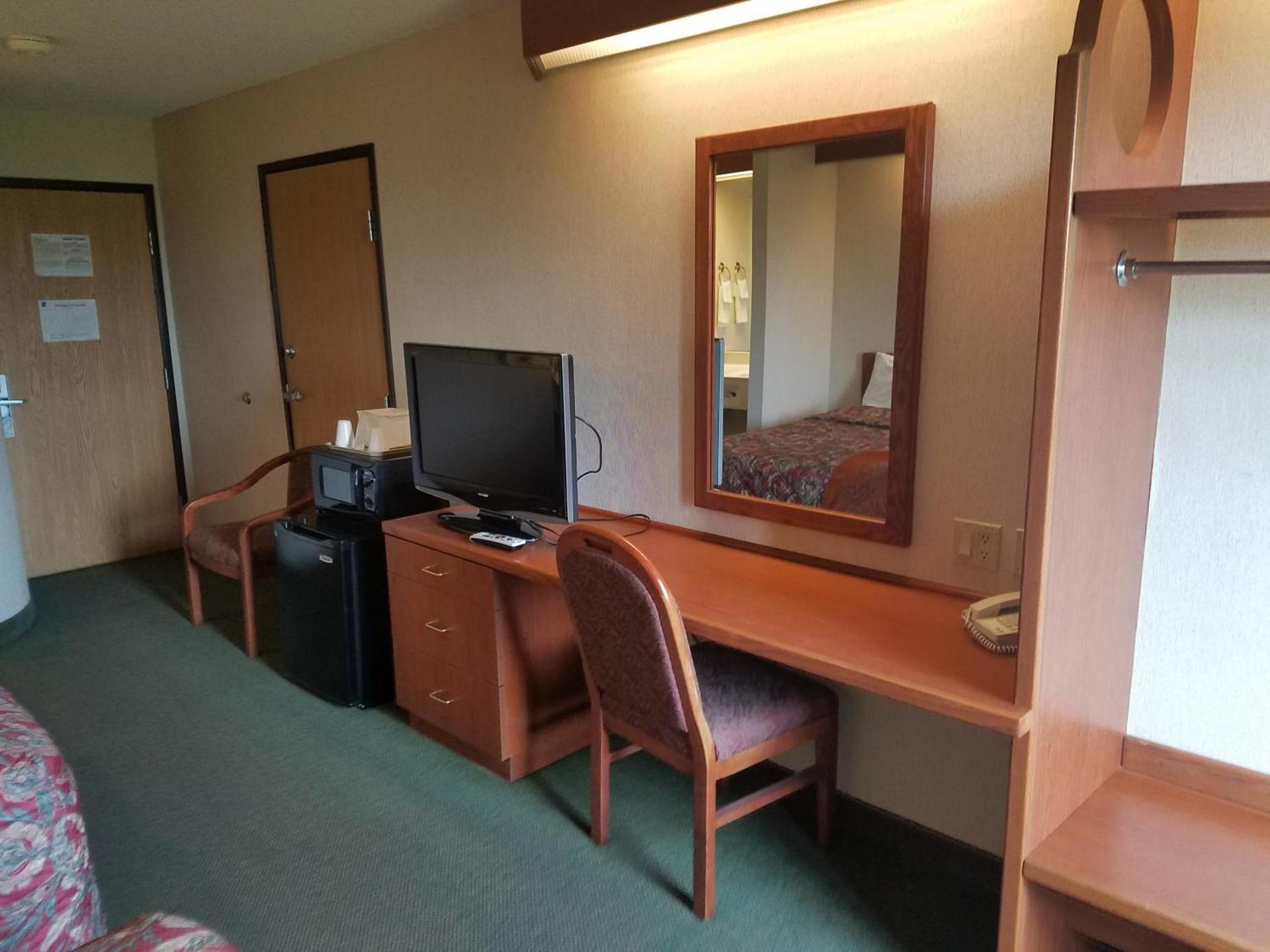 Syracuse Inn and Suites photo 24