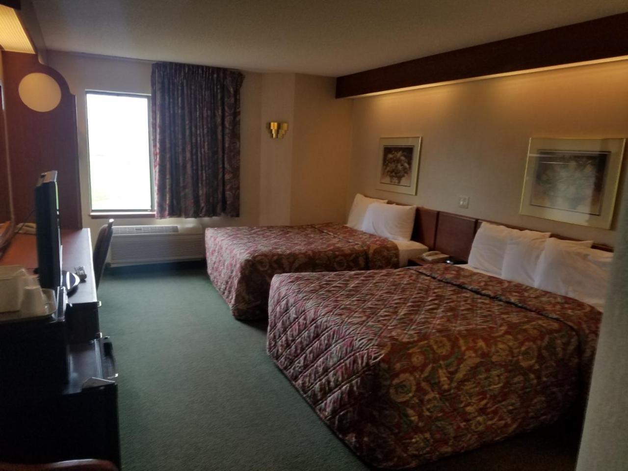 Syracuse Inn and Suites photo 10