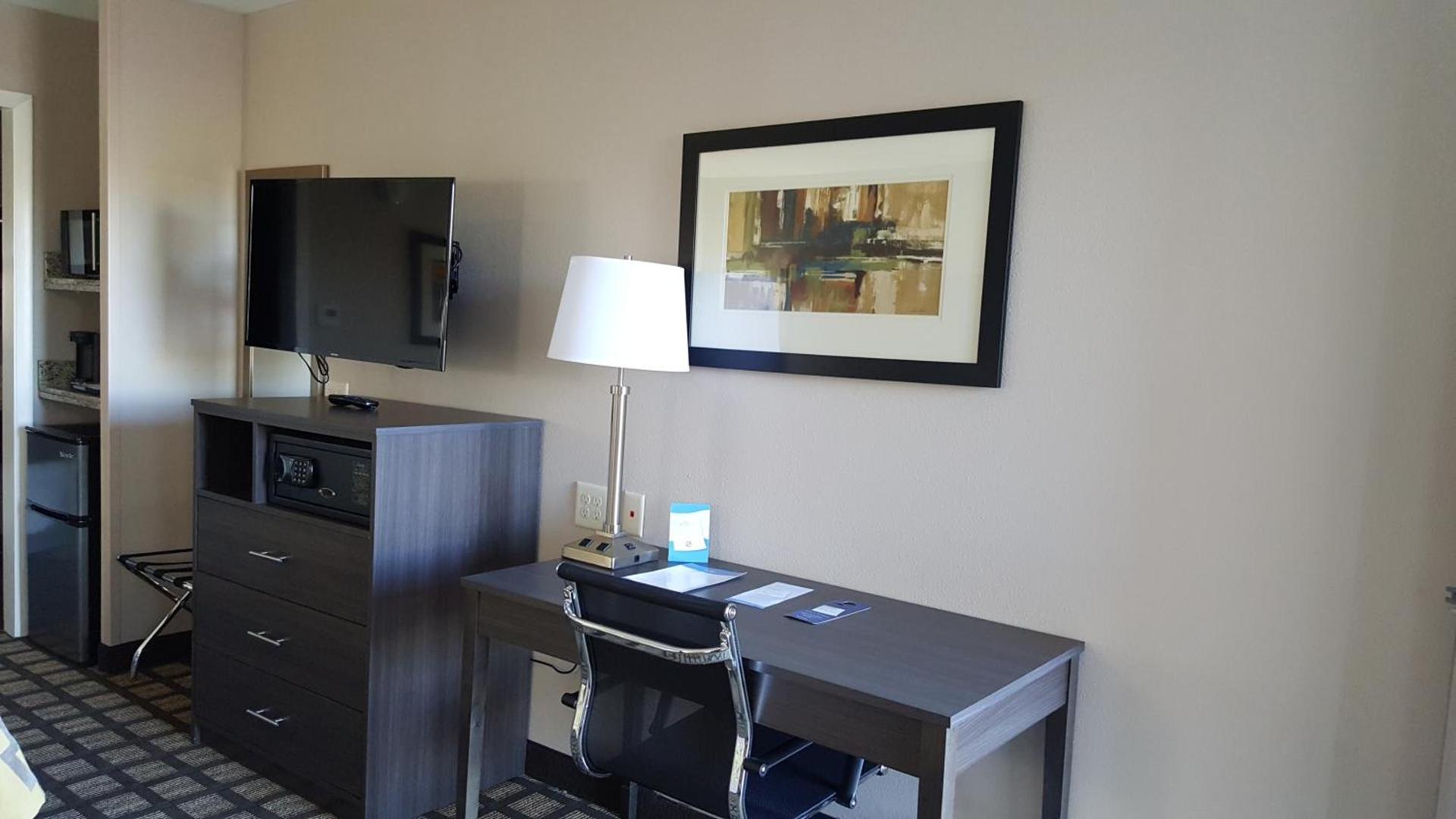 Baymont by Wyndham Clarksville photo 40