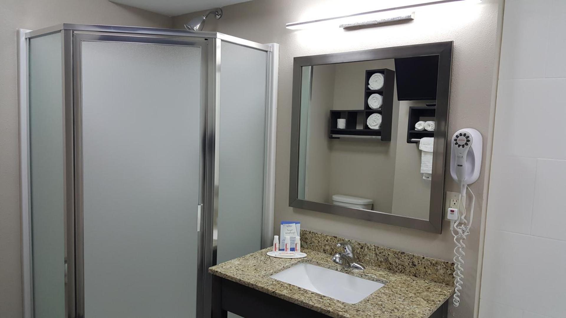 Baymont by Wyndham Clarksville photo 32