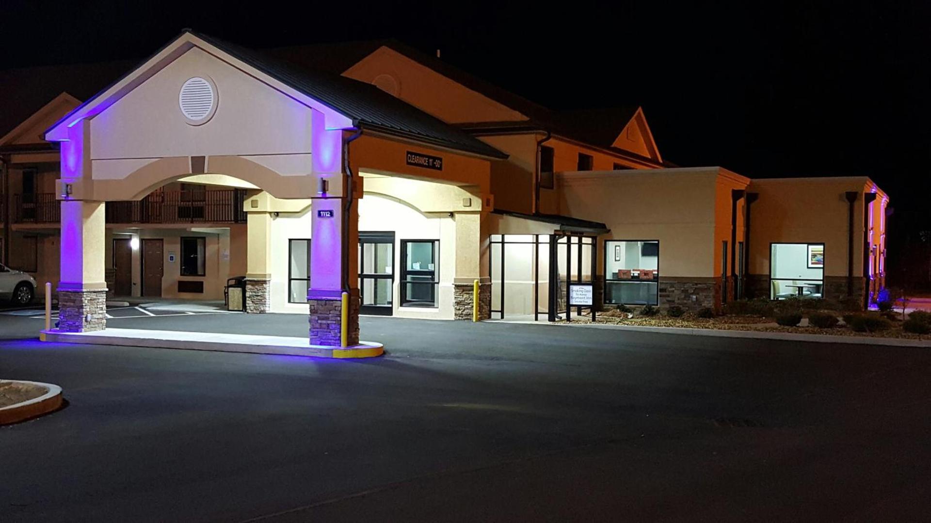 Baymont by Wyndham Clarksville photo 18