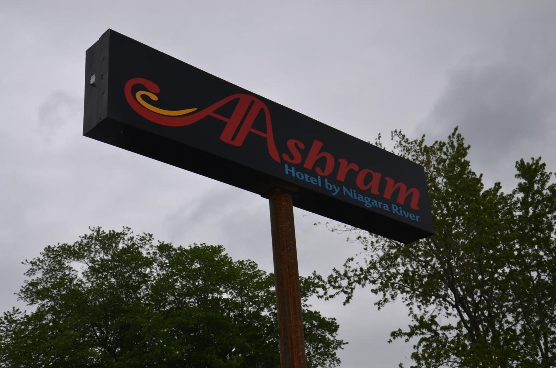 Aashram Hotel by Niagara River photo 7