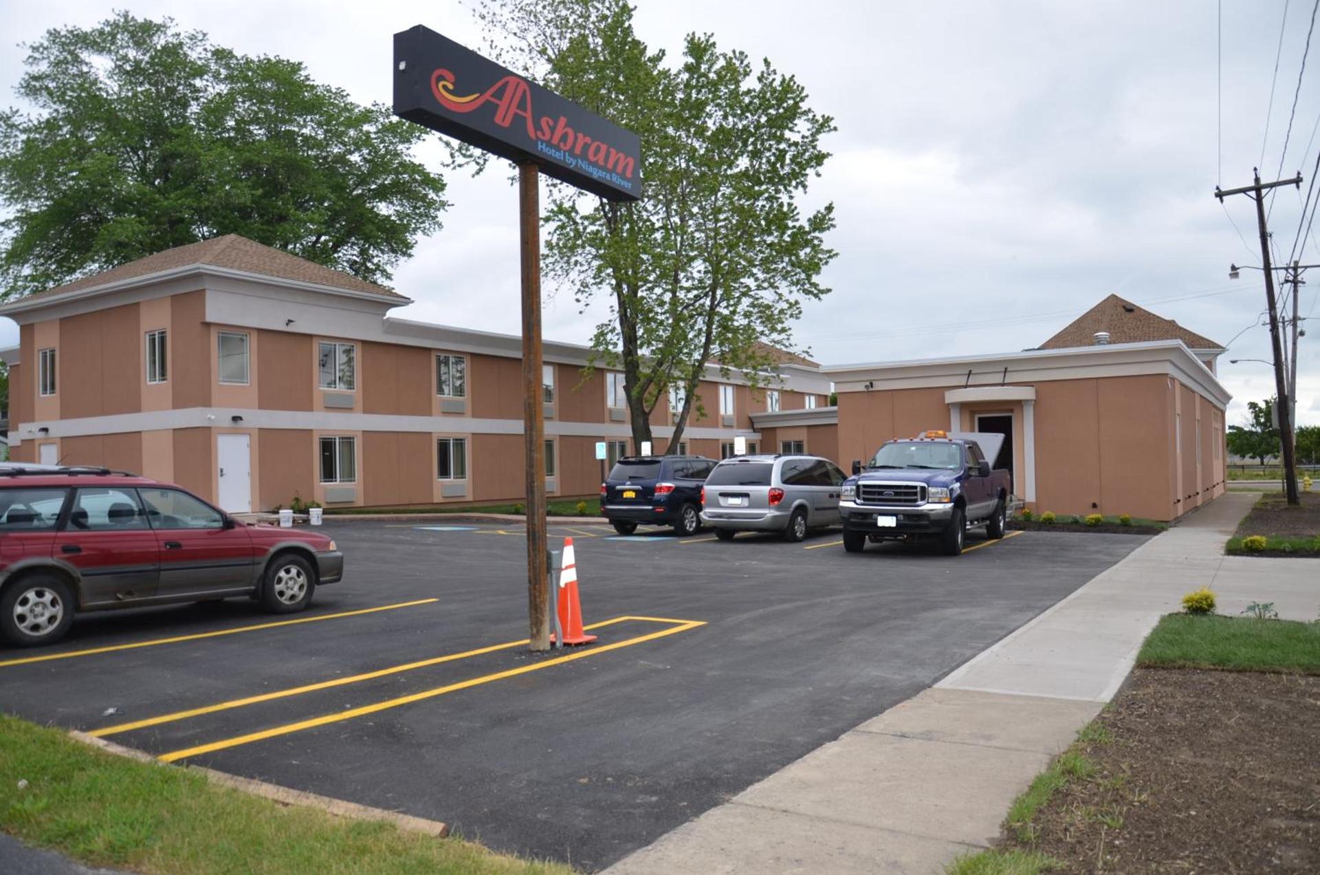 Aashram Hotel by Niagara River photo 12