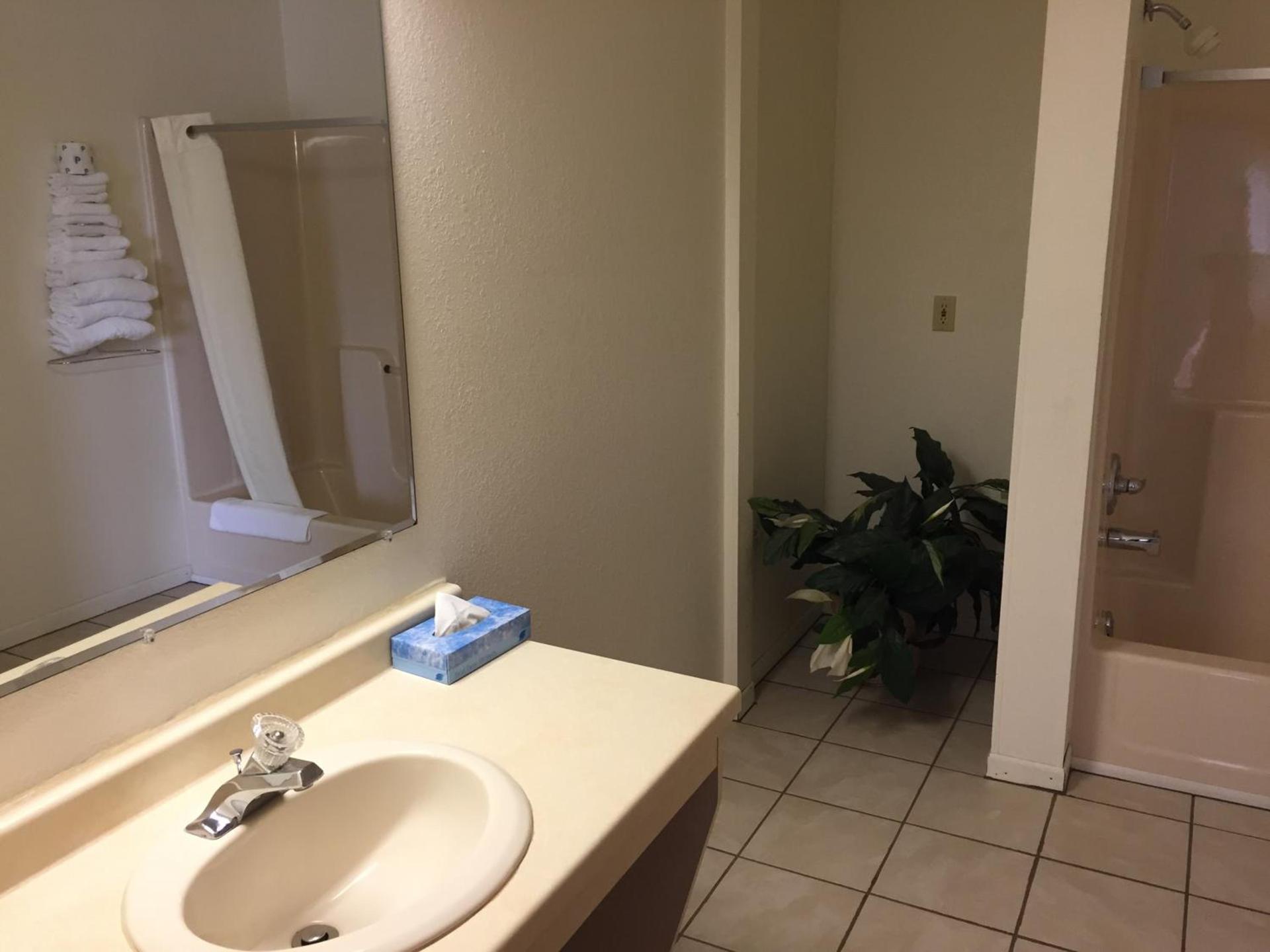 Super 8 by Wyndham Escanaba photo 25