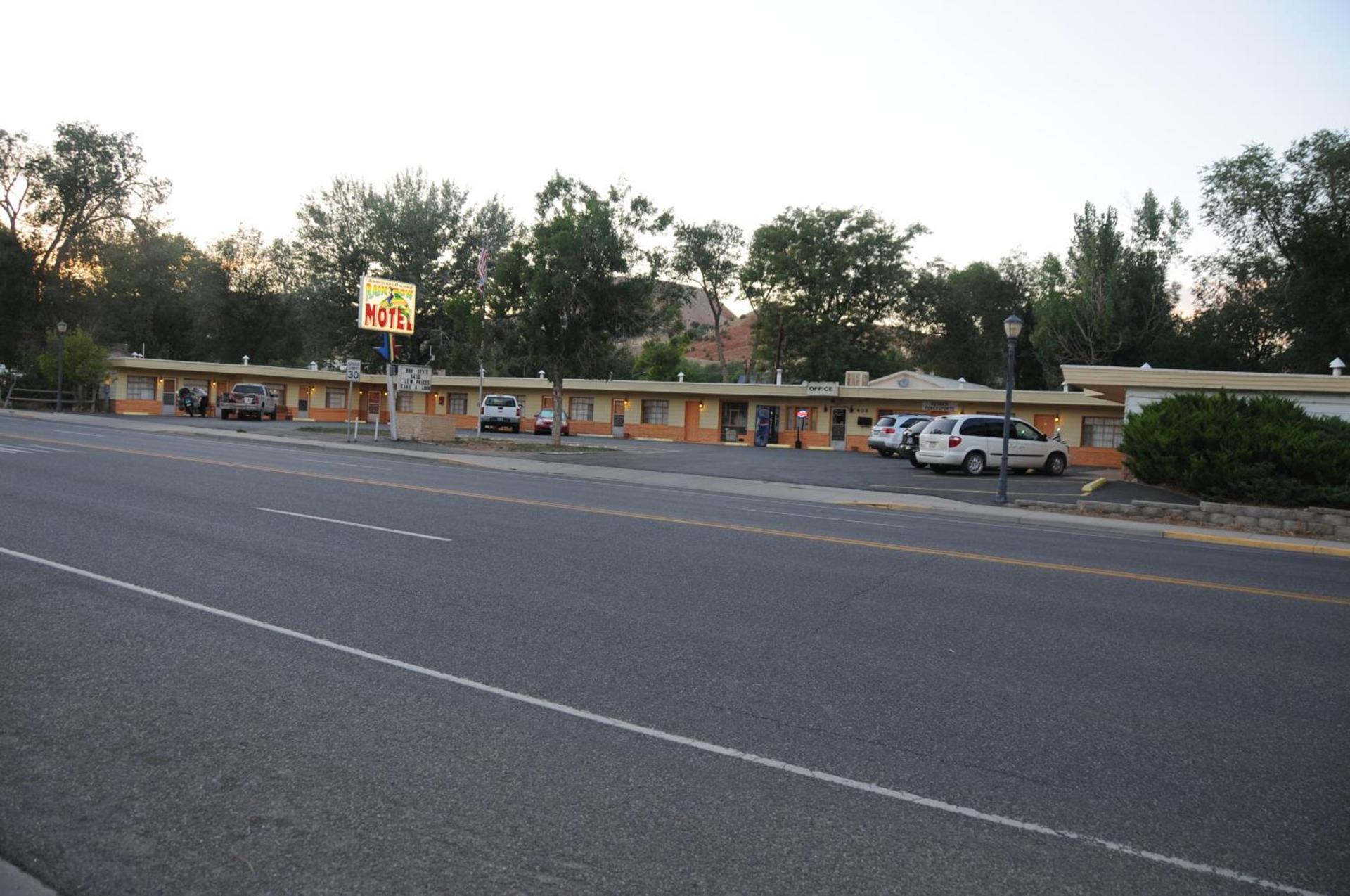 Rainbow Motel photo 28