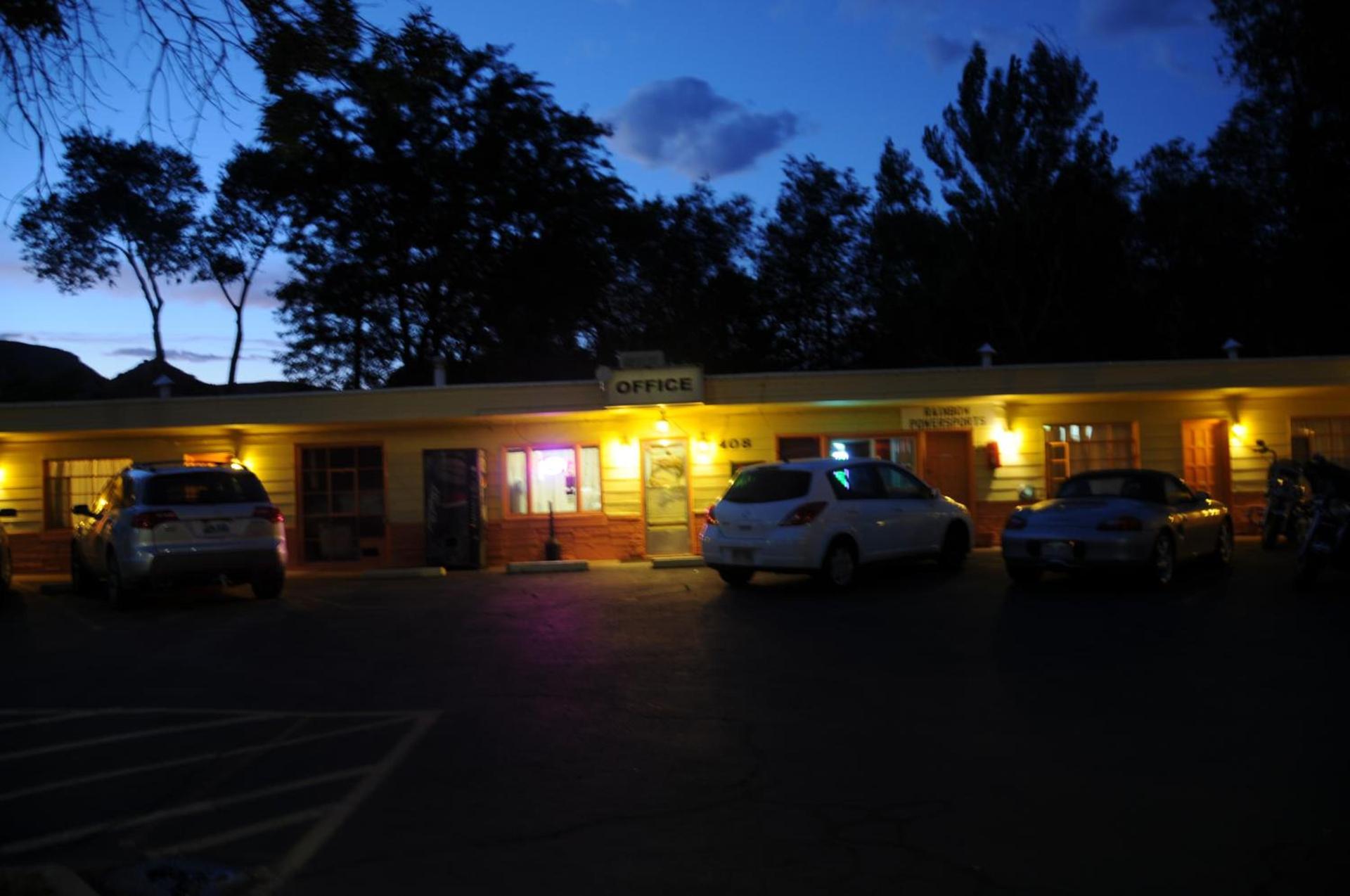 Rainbow Motel photo 29