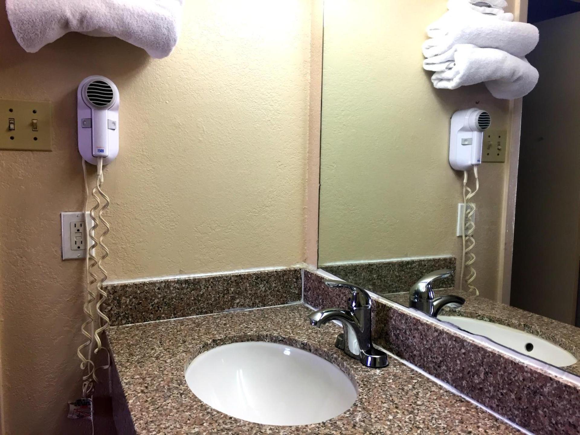Crown Inn Grand Prairie photo 4