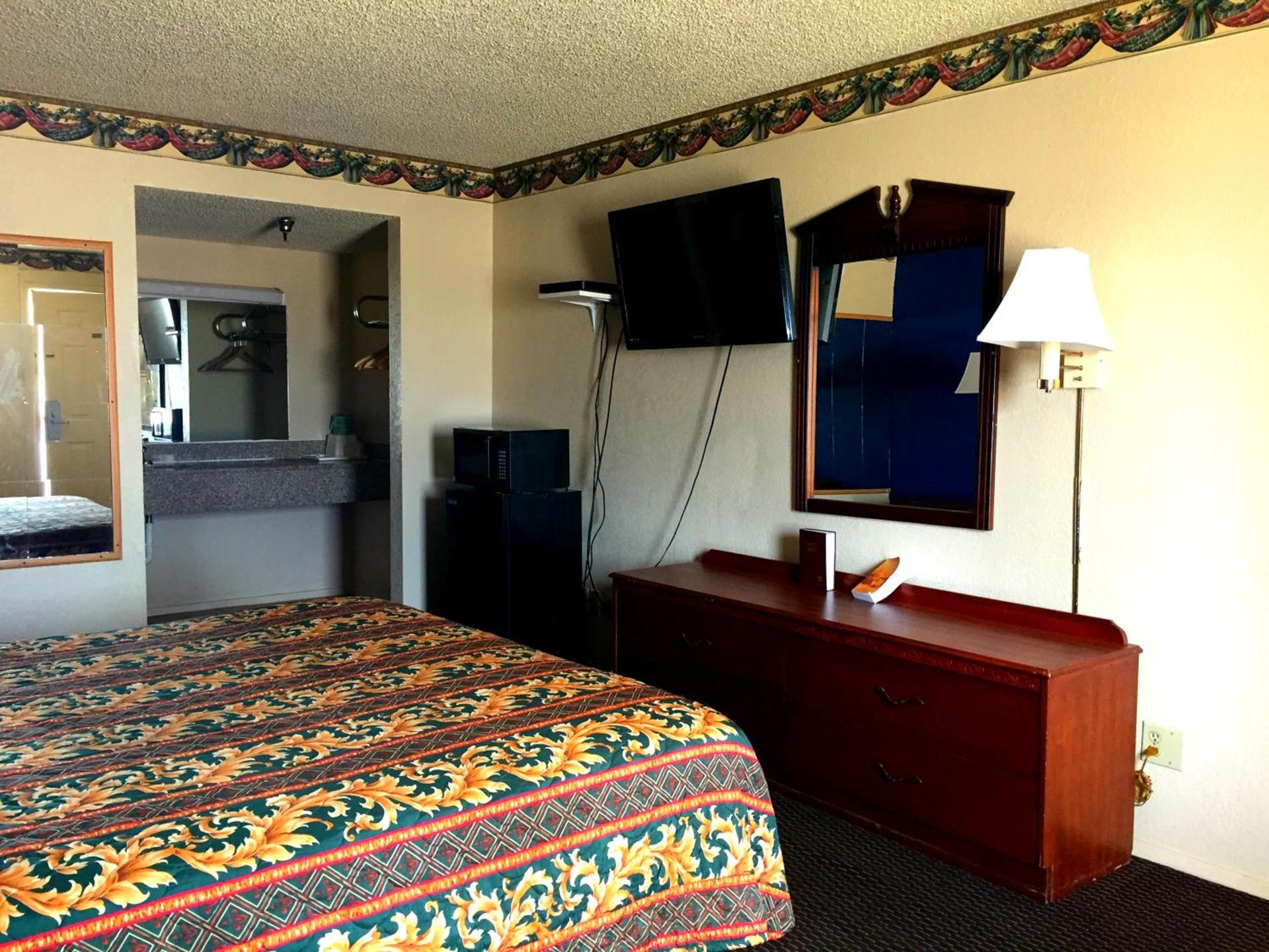 Crown Inn Grand Prairie photo 6