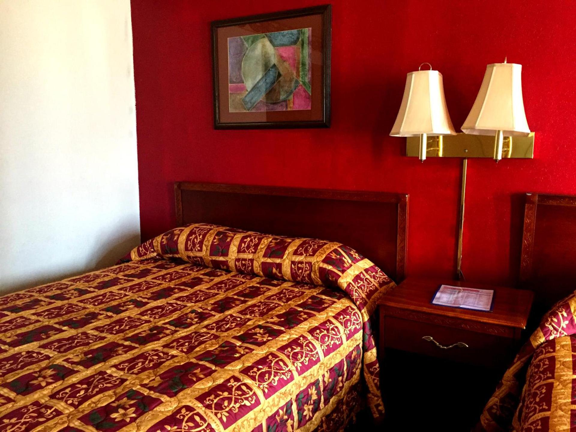 Crown Inn Grand Prairie photo 9