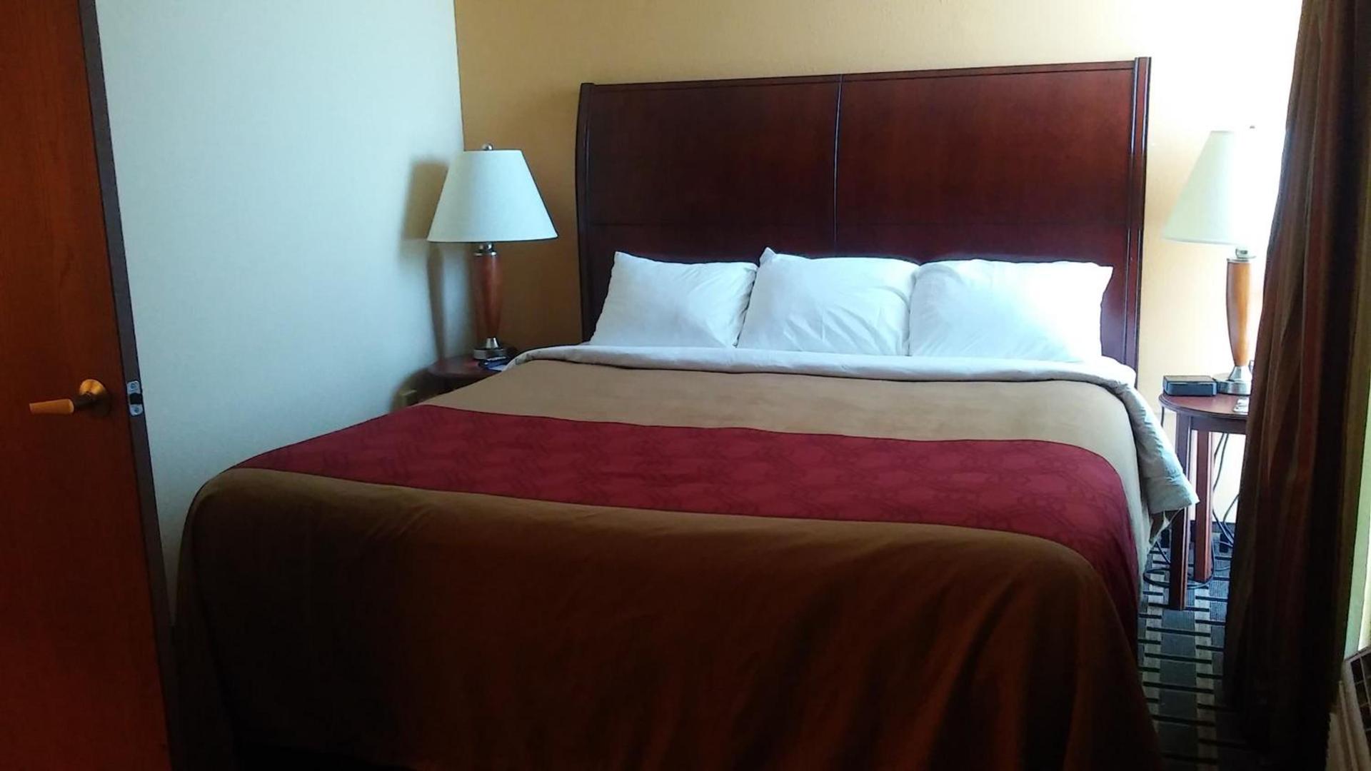 Econo Lodge Inn & Suites Brookings photo 17