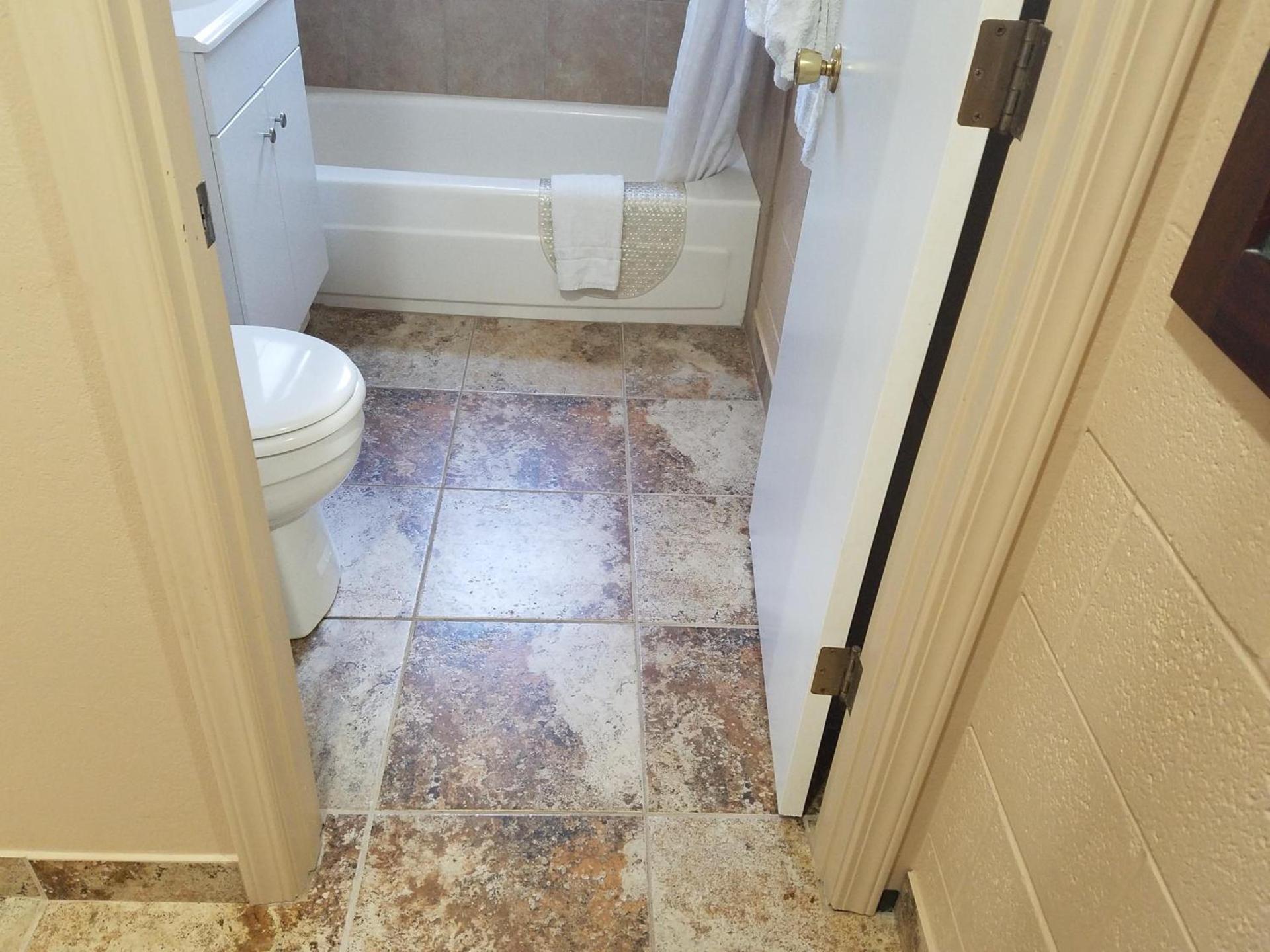 Townhouse Inn & Suites photo 7