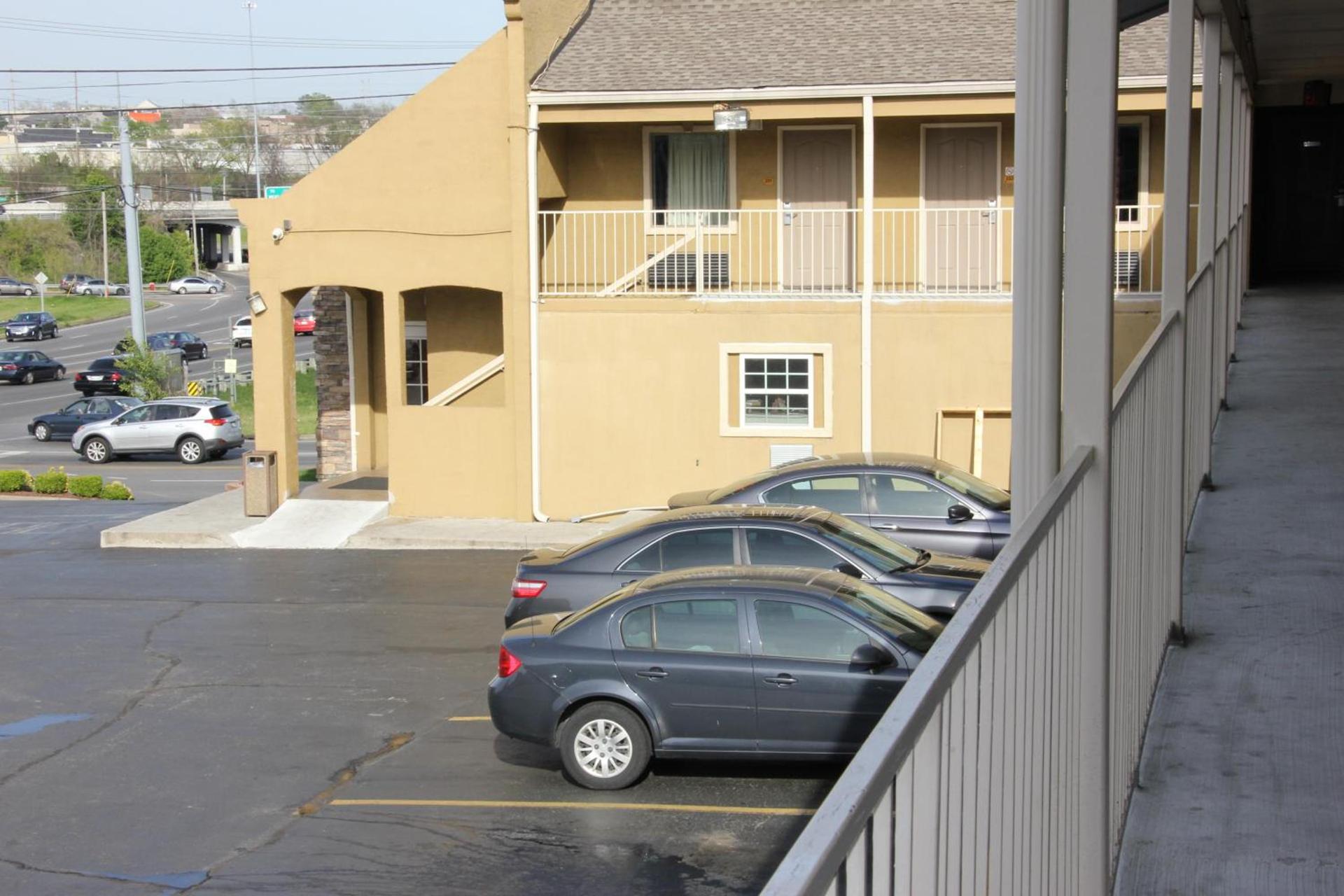 Quarters Inn & Suites photo 16