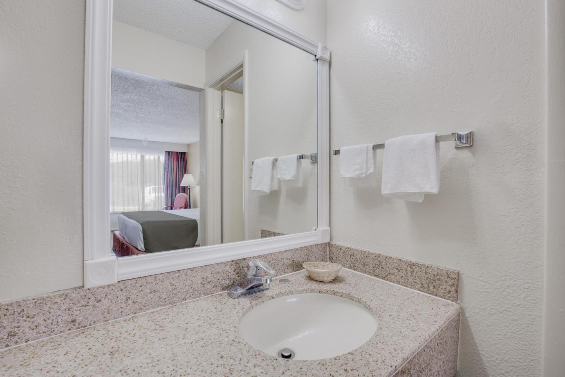 Days Inn by Wyndham Asheville West photo 54