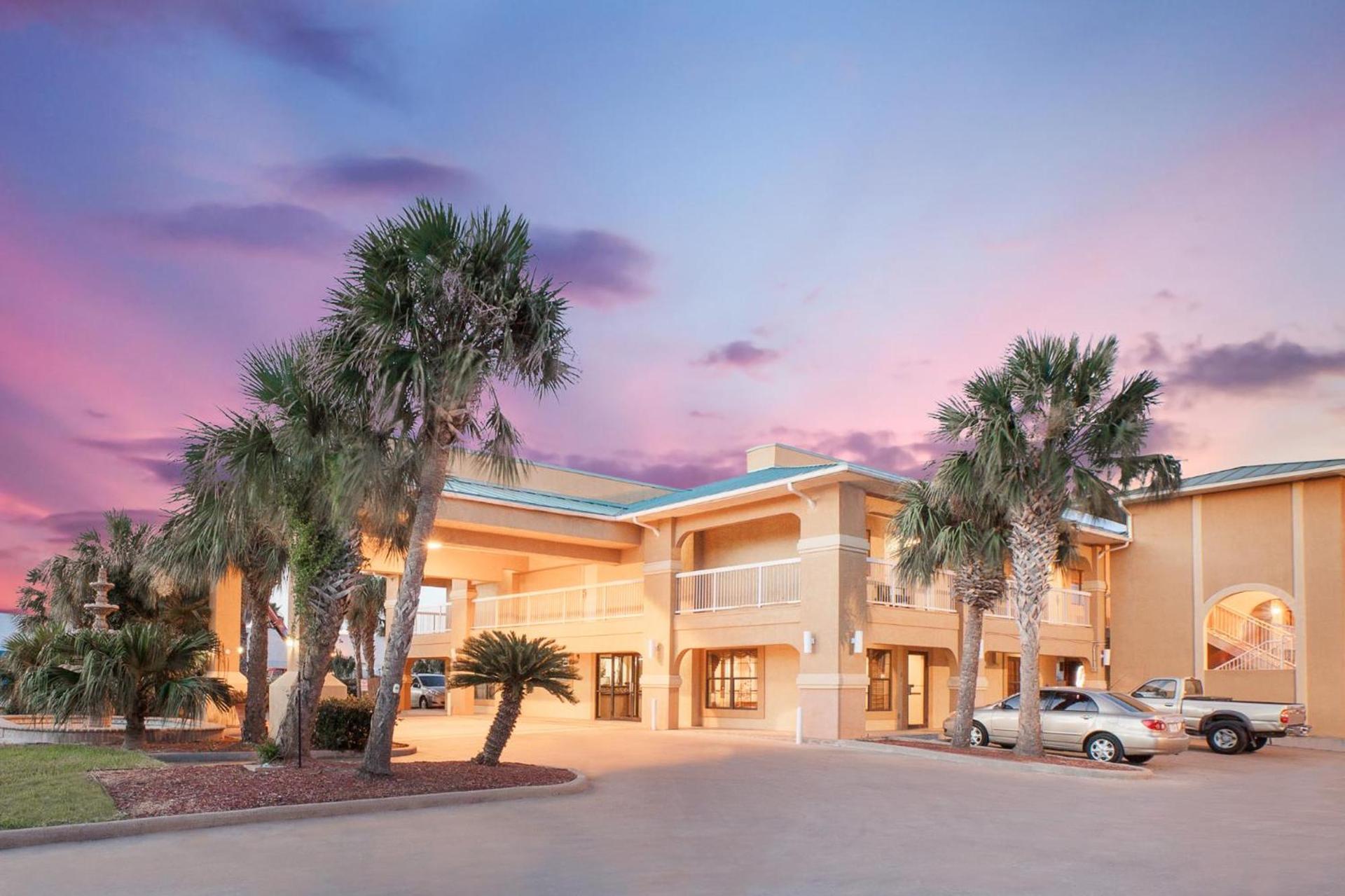 Super 8 by Wyndham Corpus Christi photo 1