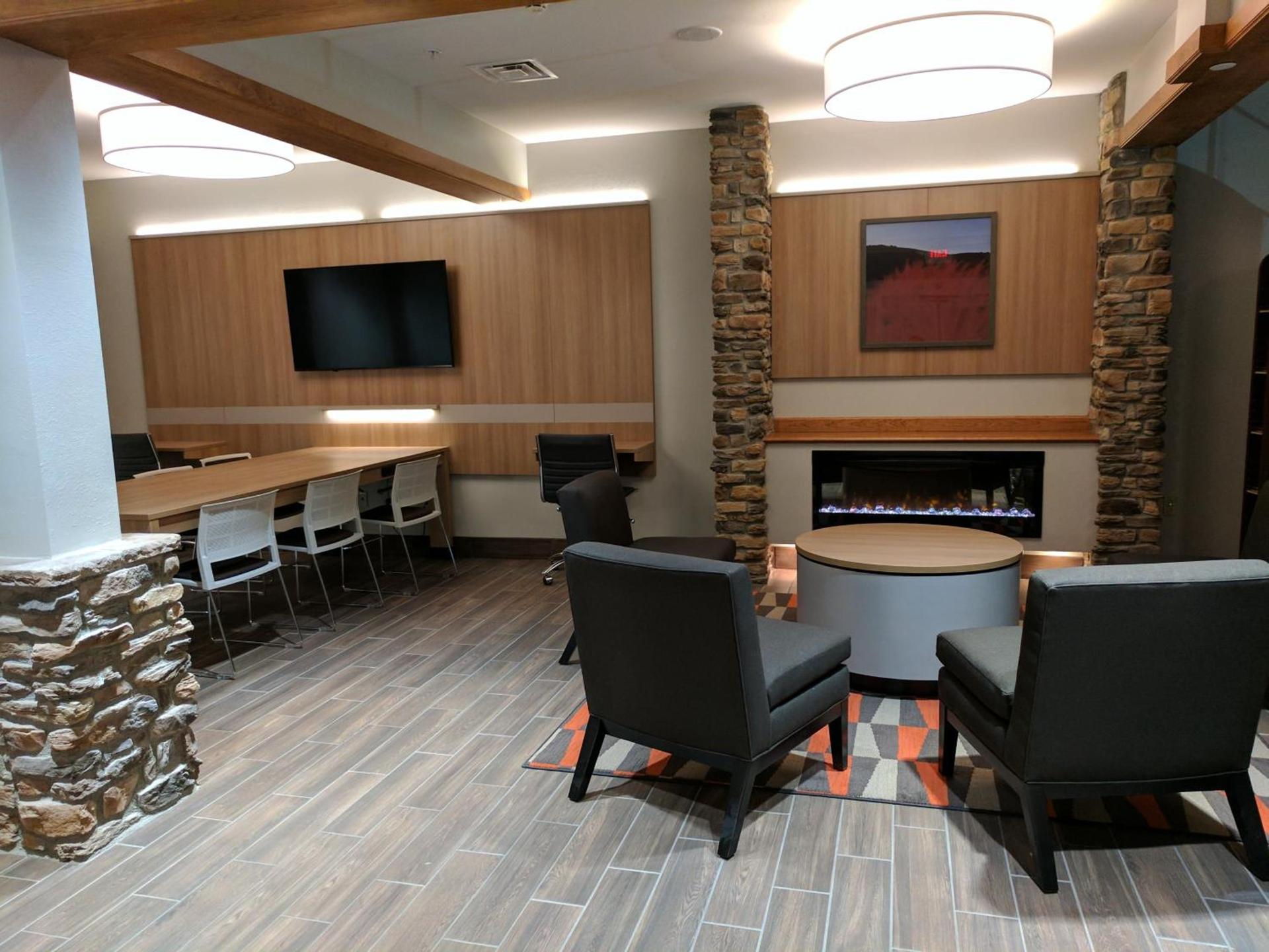 Microtel Inn & Suites by Wyndham Clarion photo 54