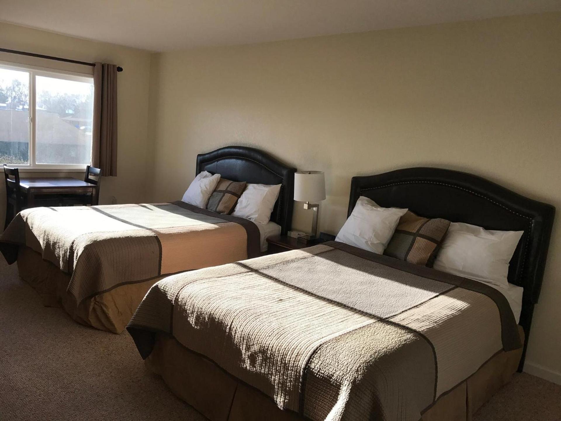 Townhouse Inn & Suites photo 6