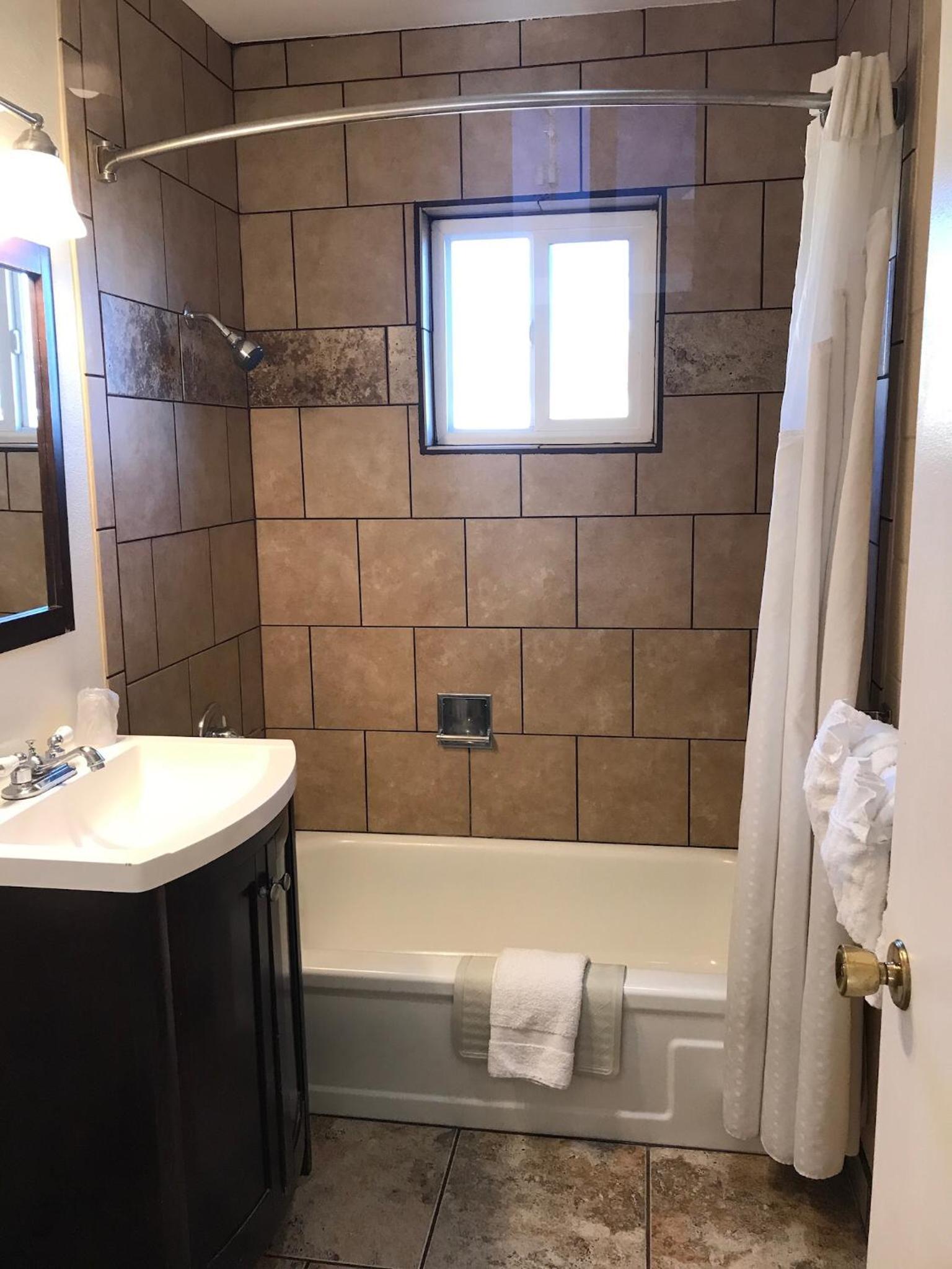 Townhouse Inn & Suites photo 5