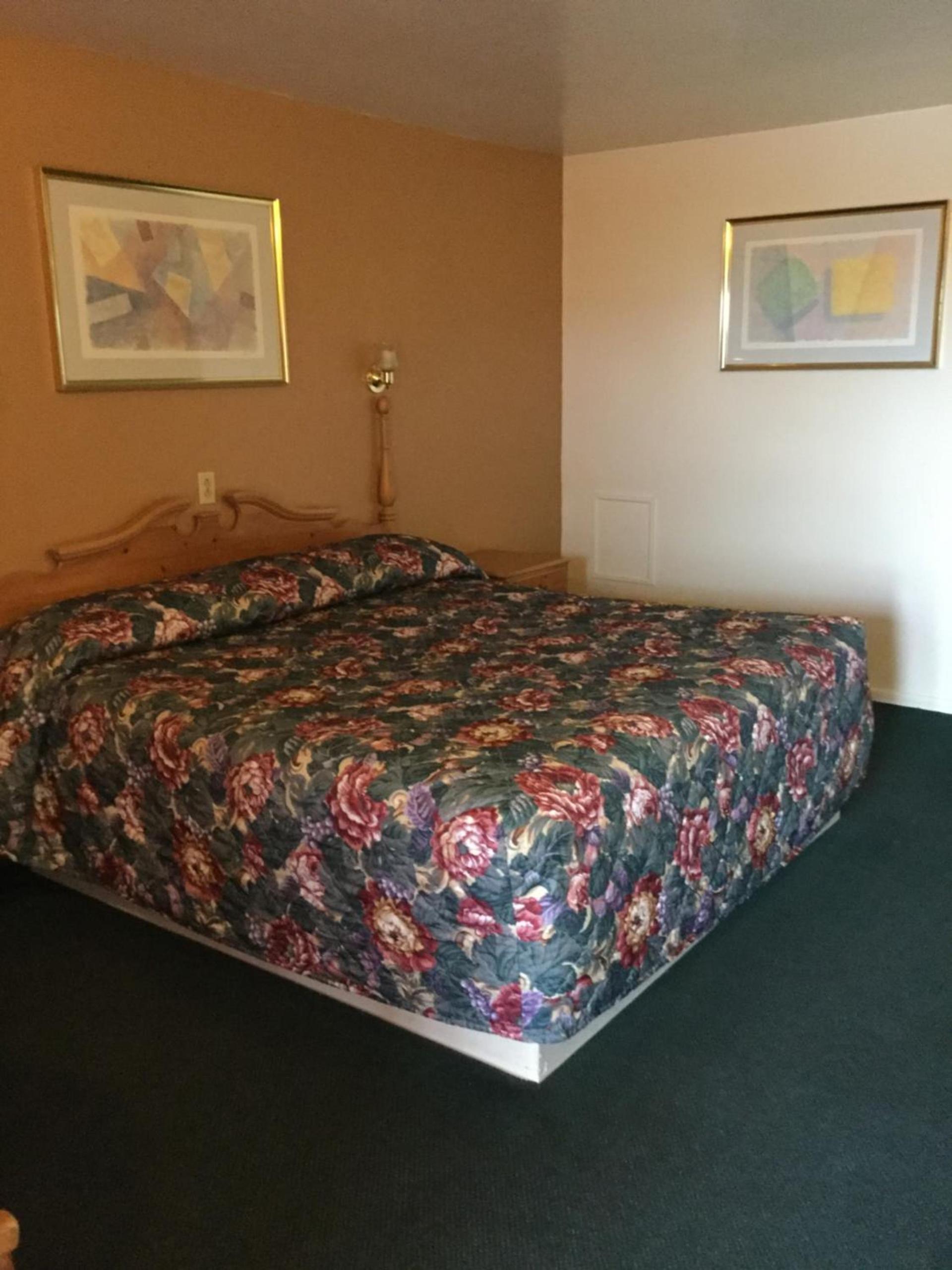 Deluxe Inn photo 8