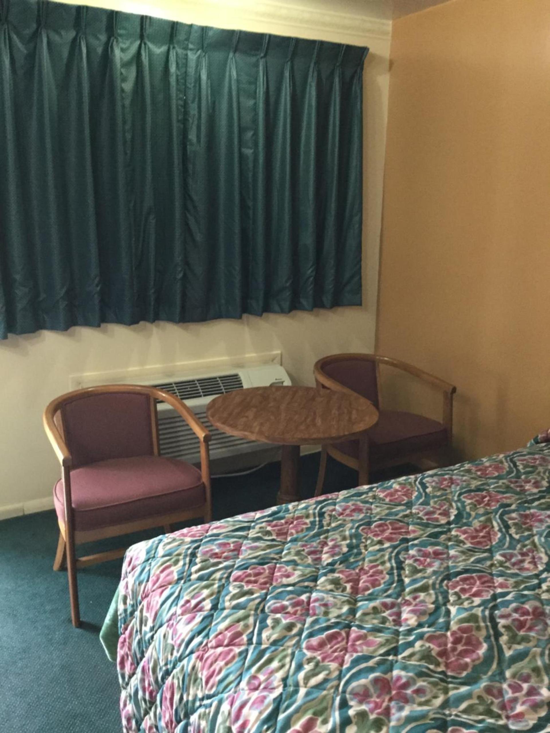 Deluxe Inn photo 11
