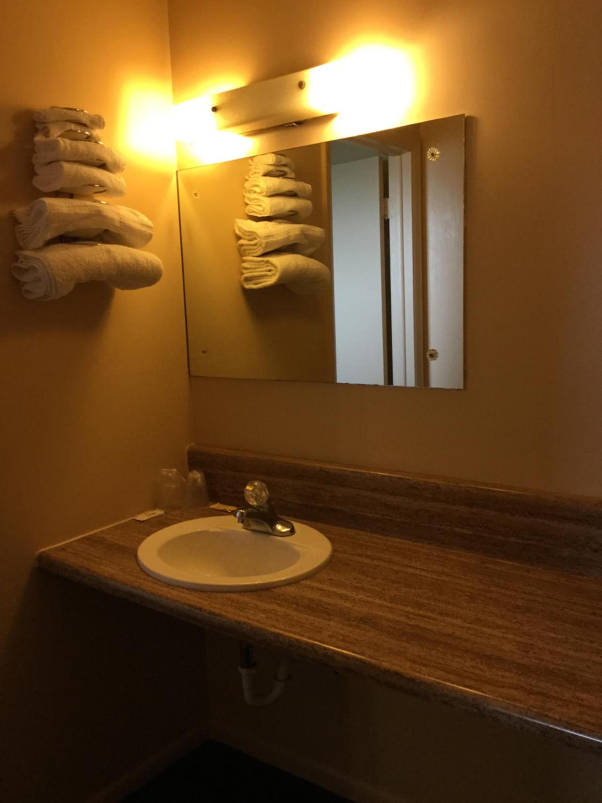 Deluxe Inn photo 13