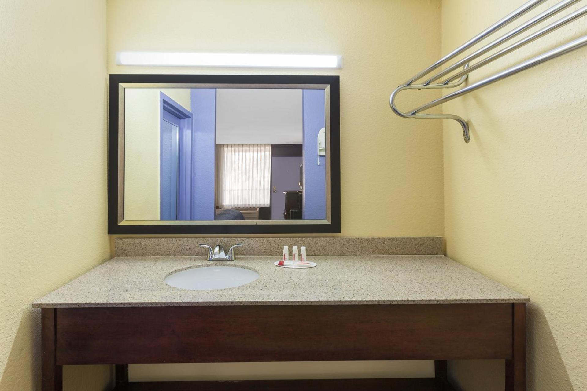 Days Inn by Wyndham Uvalde photo 27