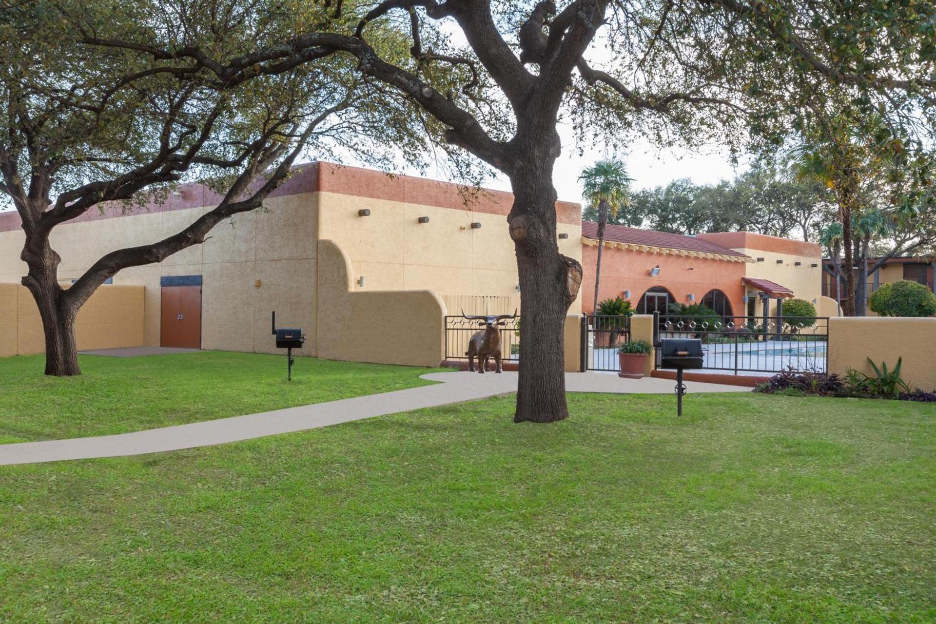 Days Inn by Wyndham Uvalde photo 22