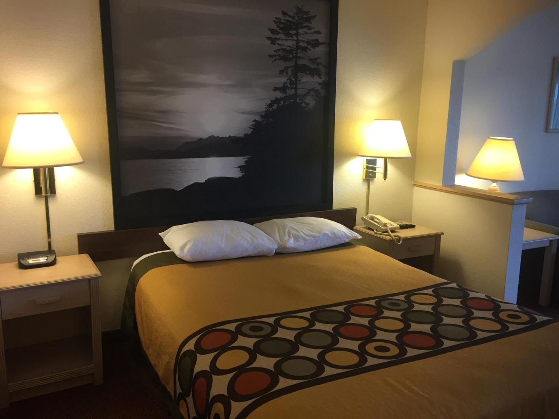 Super 8 by Wyndham Jasper TX photo 42