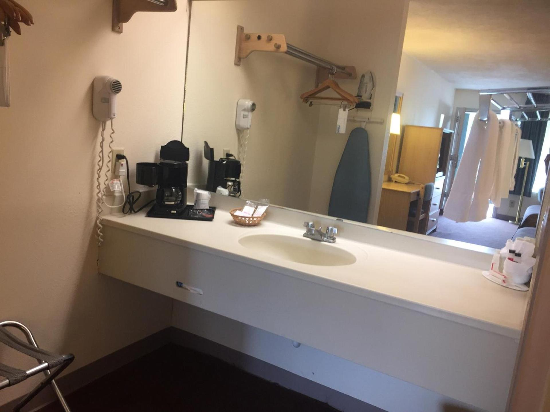 Super 8 by Wyndham Jasper TX photo 47