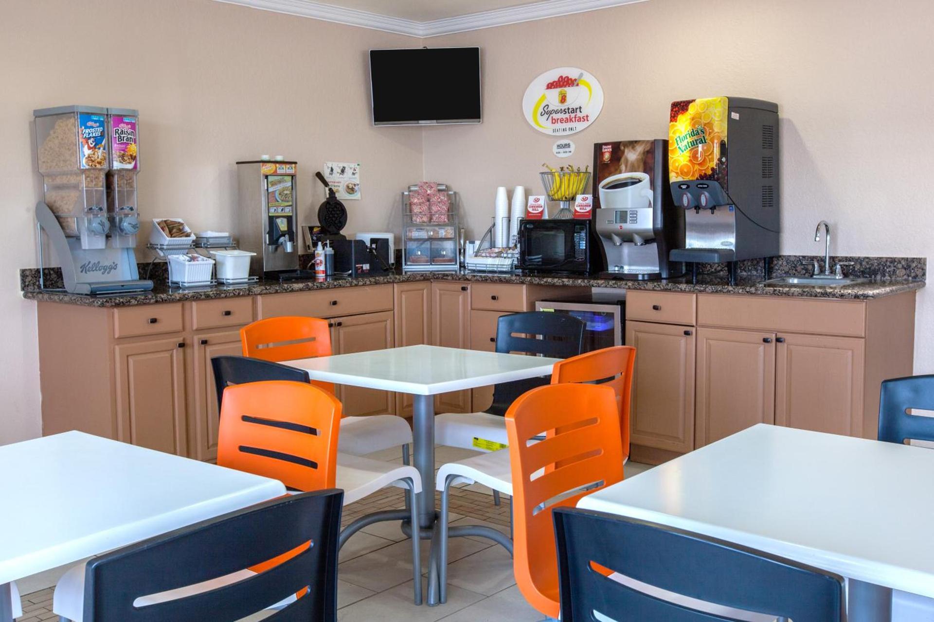 Super 8 by Wyndham Sherman photo 25