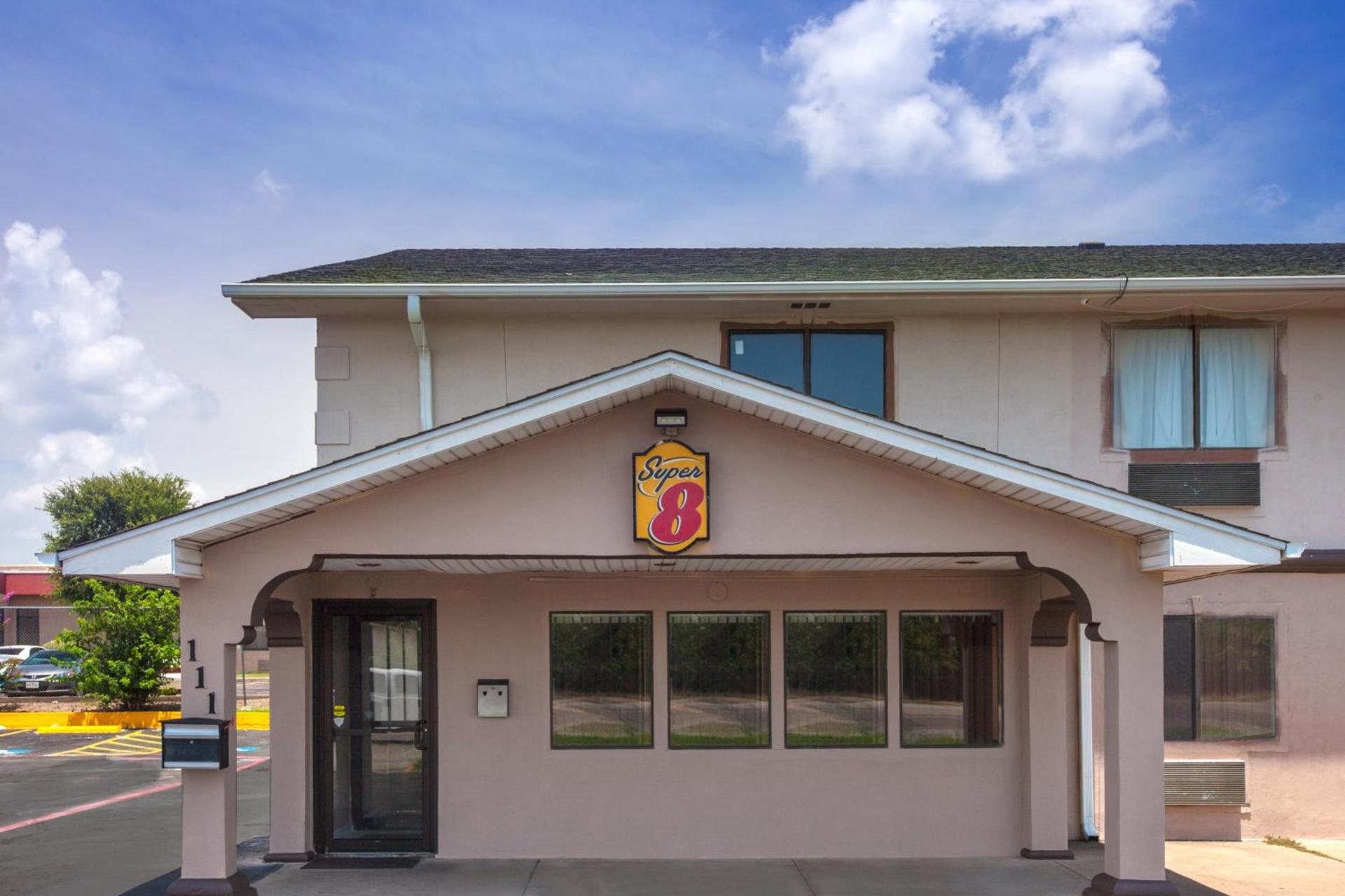 Super 8 by Wyndham Sherman photo 23