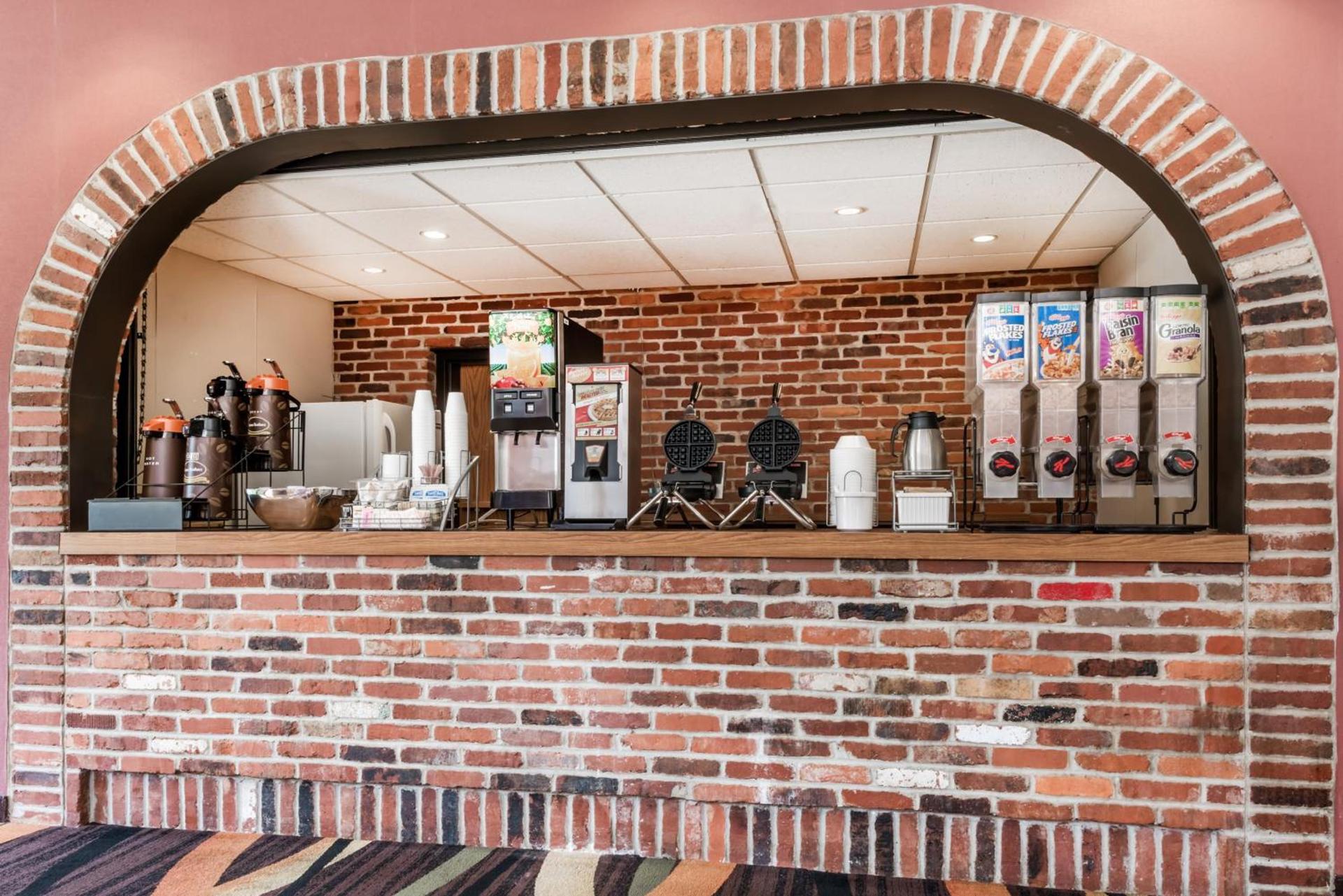 Super 8 by Wyndham State College photo 27