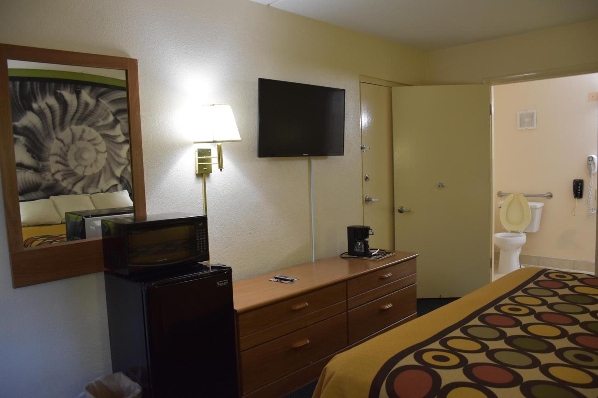 Super 8 by Wyndham Tifton photo 73