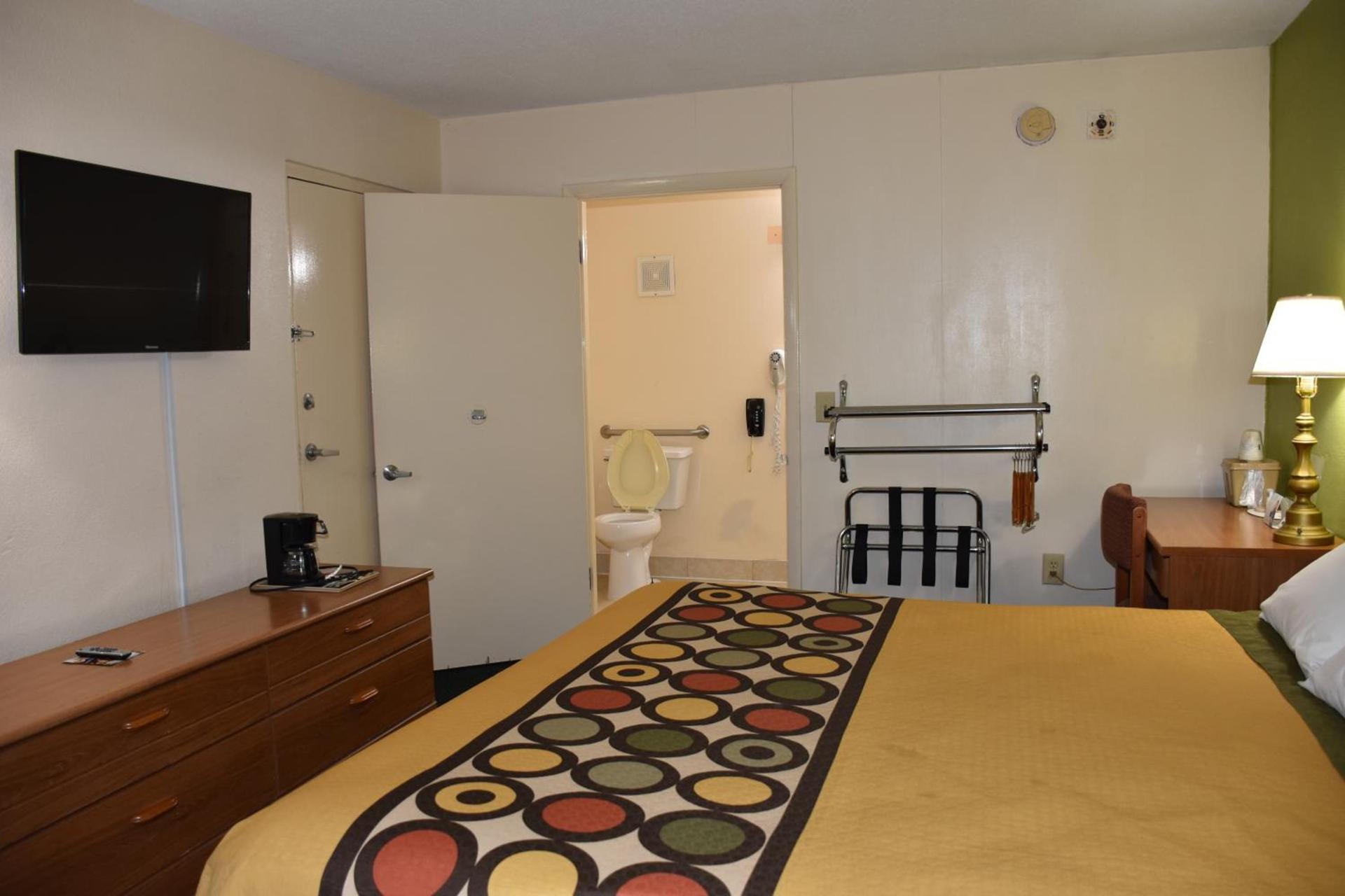 Super 8 by Wyndham Tifton photo 71