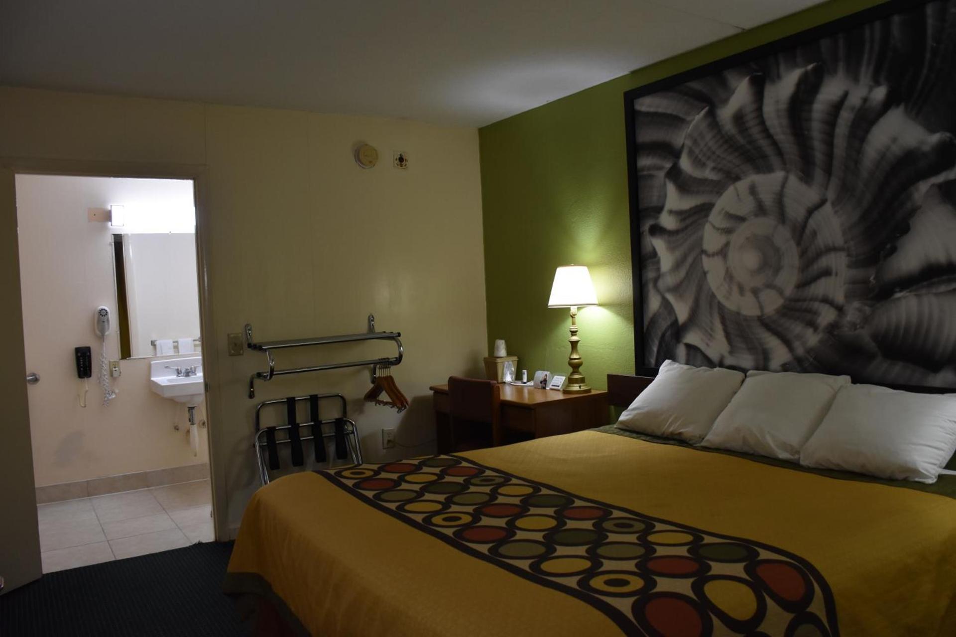 Super 8 by Wyndham Tifton photo 70