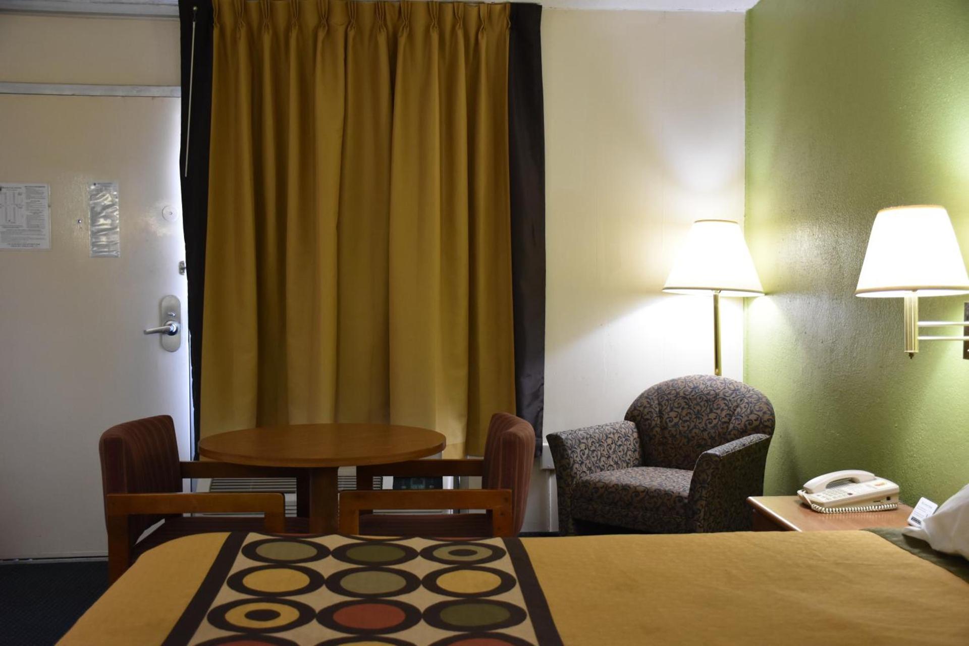 Super 8 by Wyndham Tifton photo 55