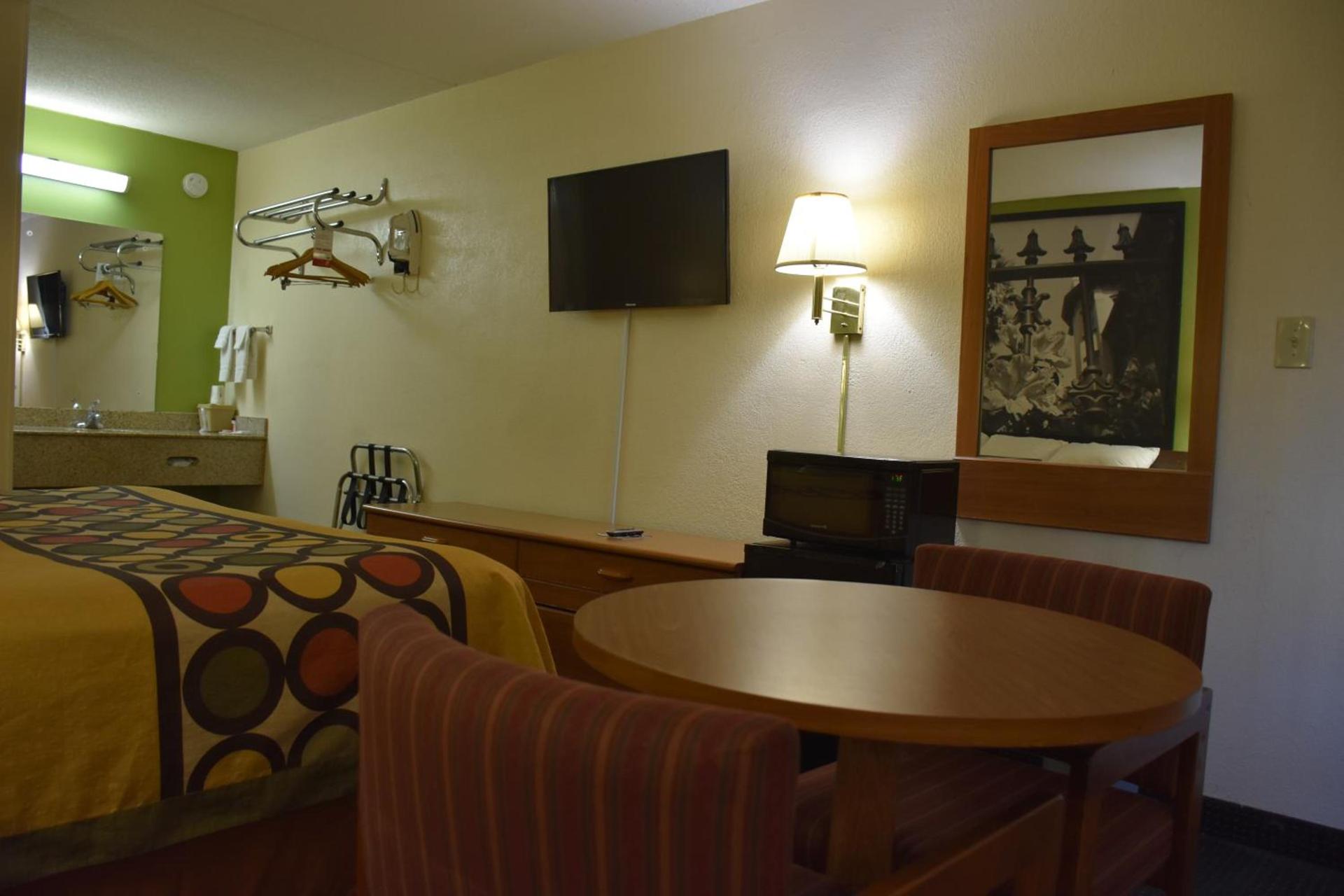 Super 8 by Wyndham Tifton photo 59