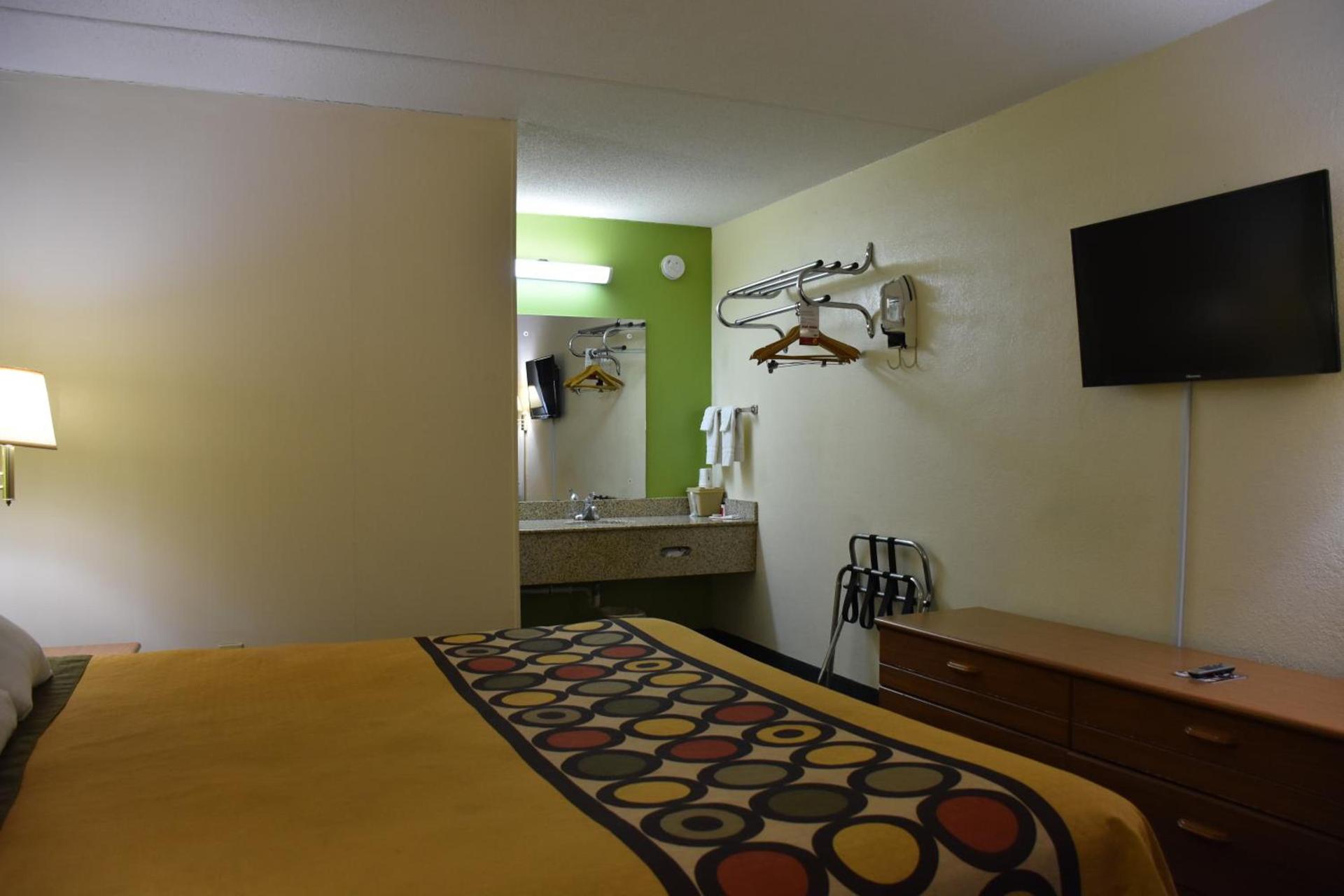 Super 8 by Wyndham Tifton photo 61